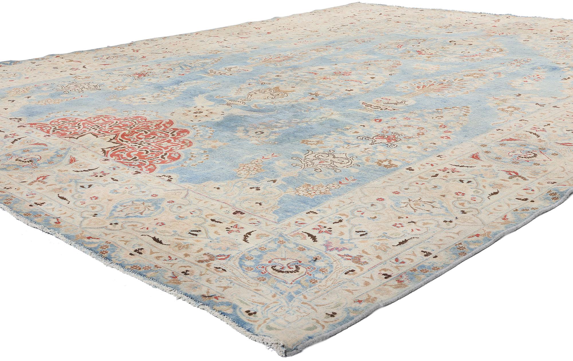61355 Distressed Signed Antique Persian Vase Mashhad Rug, 09'05 x 12'00. Dieser handgeknüpfte antike persische Mashhad-Teppich aus Wolle ist eine fesselnde Darstellung klassischer persischer Kunstfertigkeit, die sich durch ihr elegantes Vasenmuster