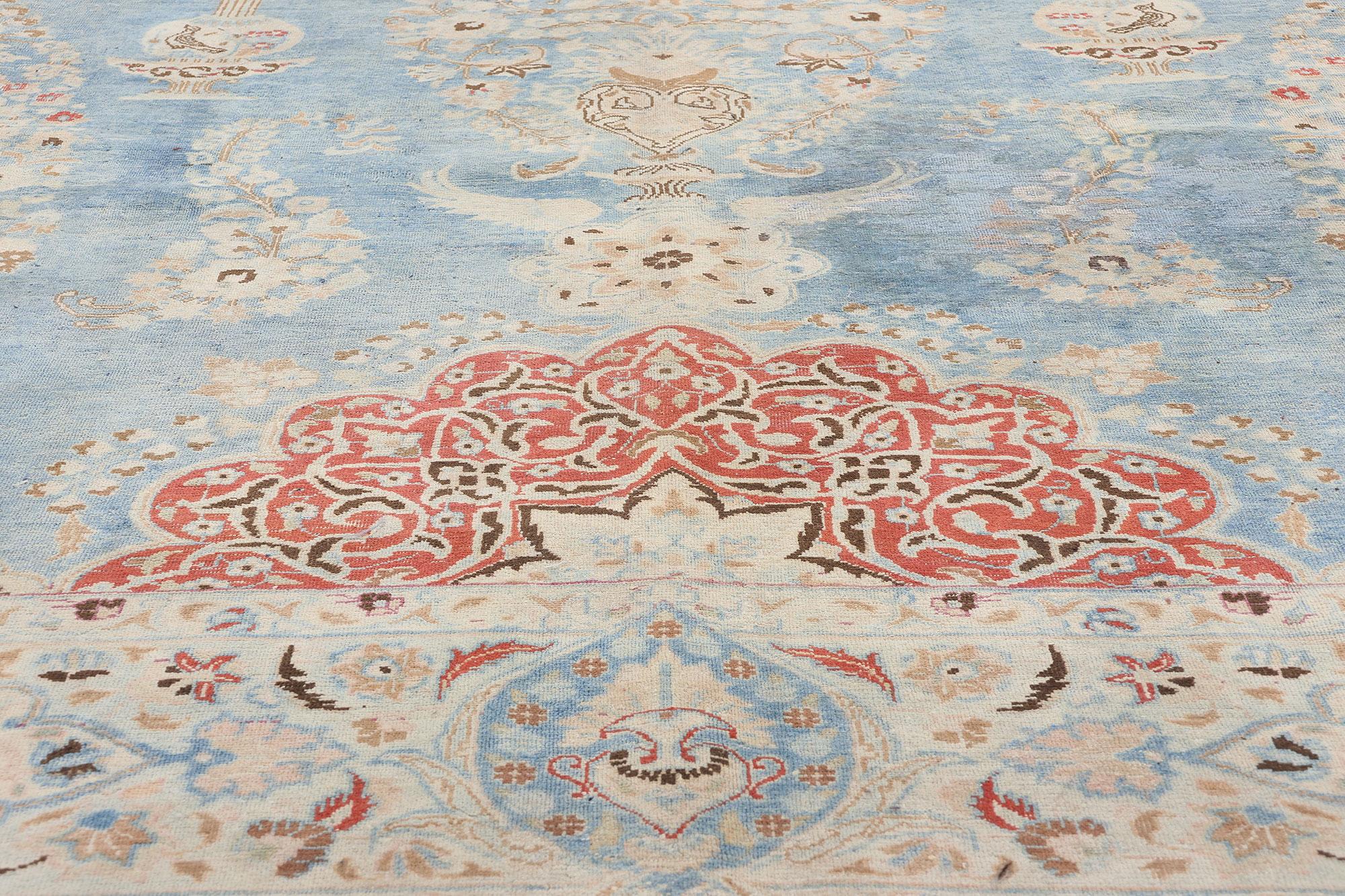 Signierter antiker persischer Mashhad-Teppich mit modernem Stil (Handgeknüpft) im Angebot