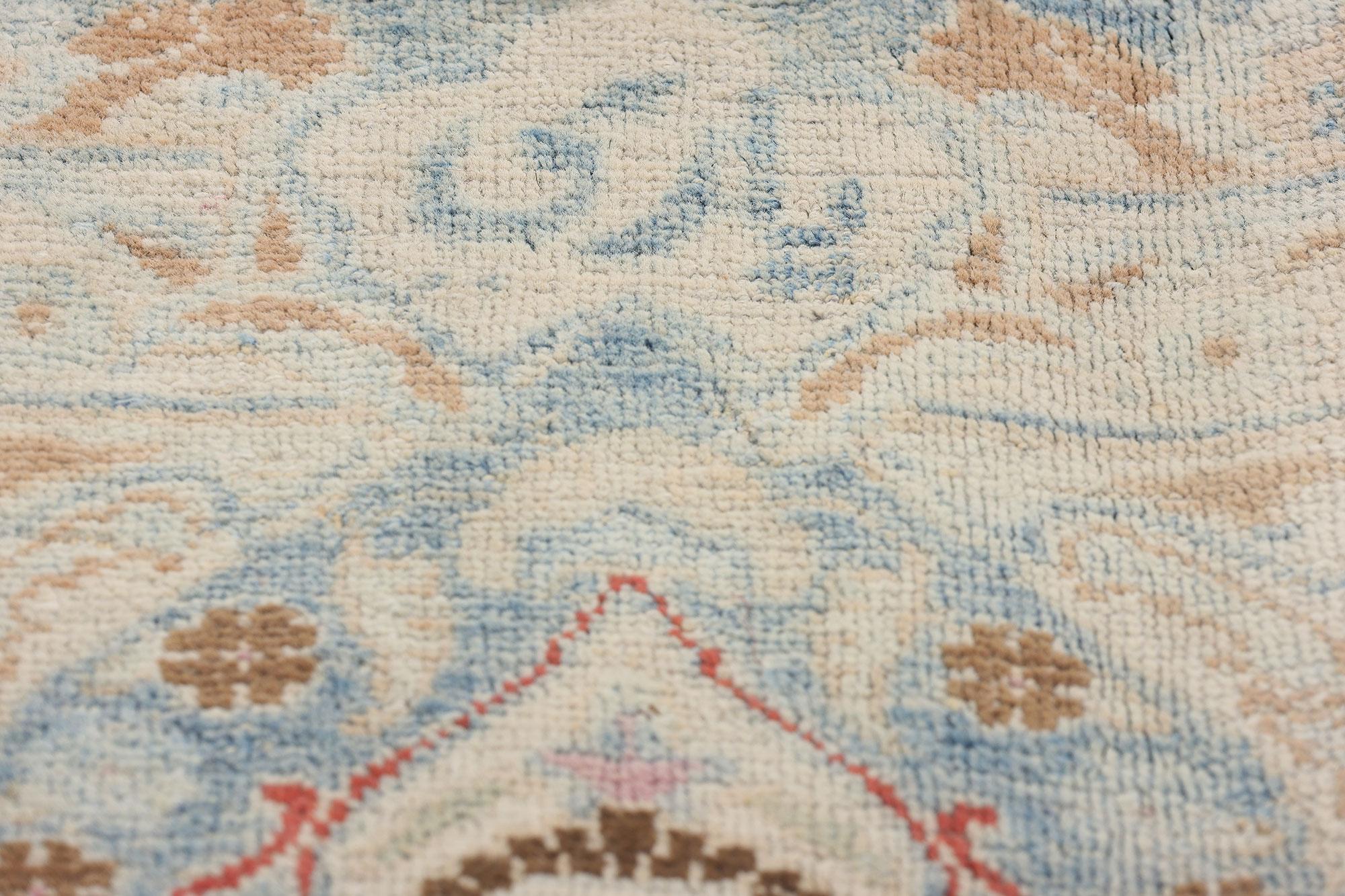 Signierter antiker persischer Mashhad-Teppich mit modernem Stil im Zustand „Starke Gebrauchsspuren“ im Angebot in Dallas, TX