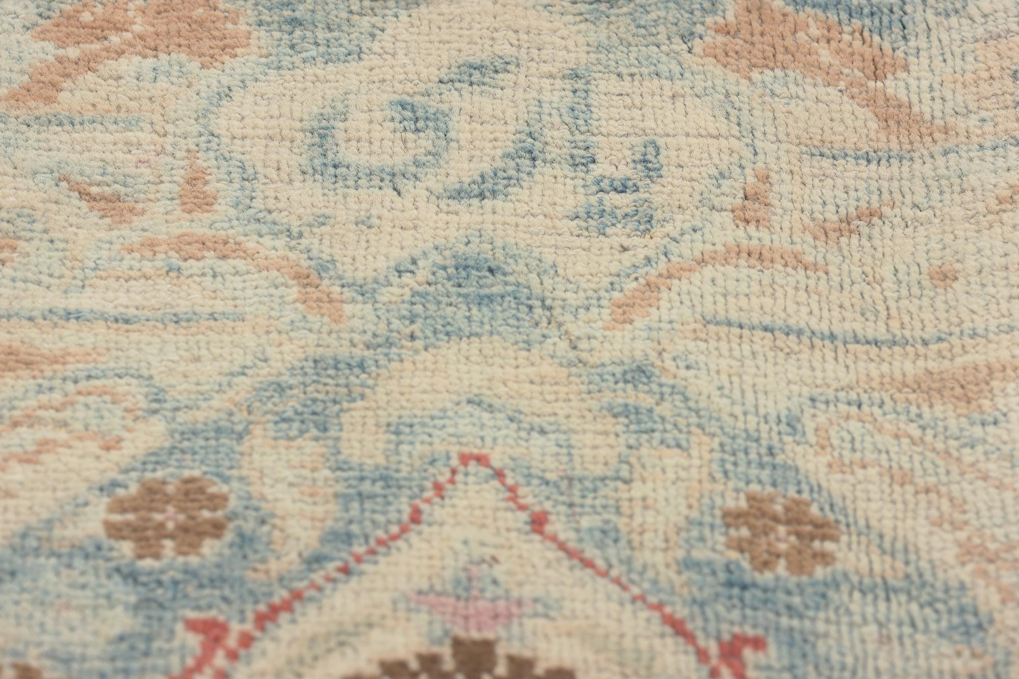 Signierter antiker persischer Mashhad-Teppich mit modernem Stil (20. Jahrhundert) im Angebot