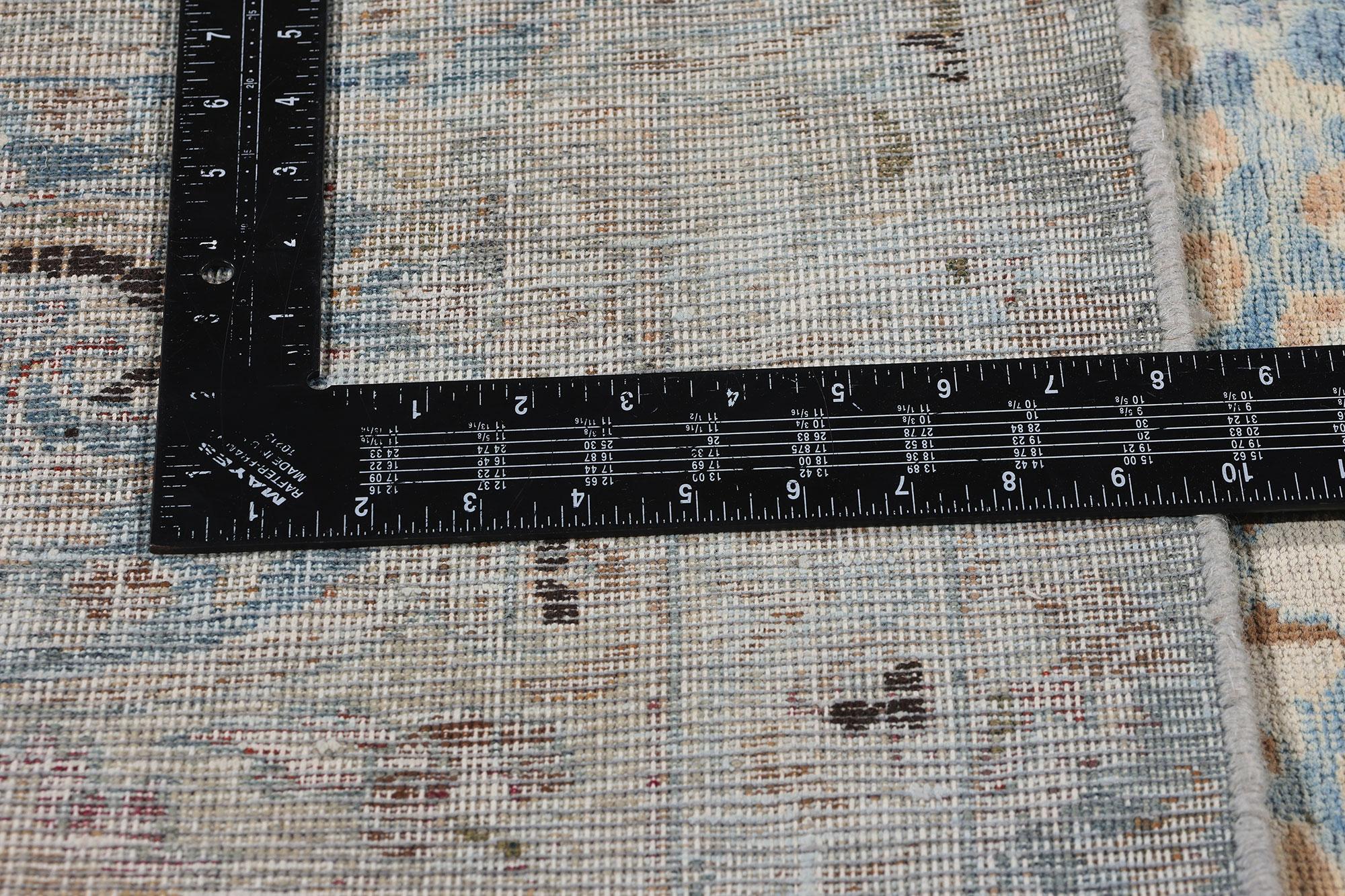Signierter antiker persischer Mashhad-Teppich mit modernem Stil (Wolle) im Angebot