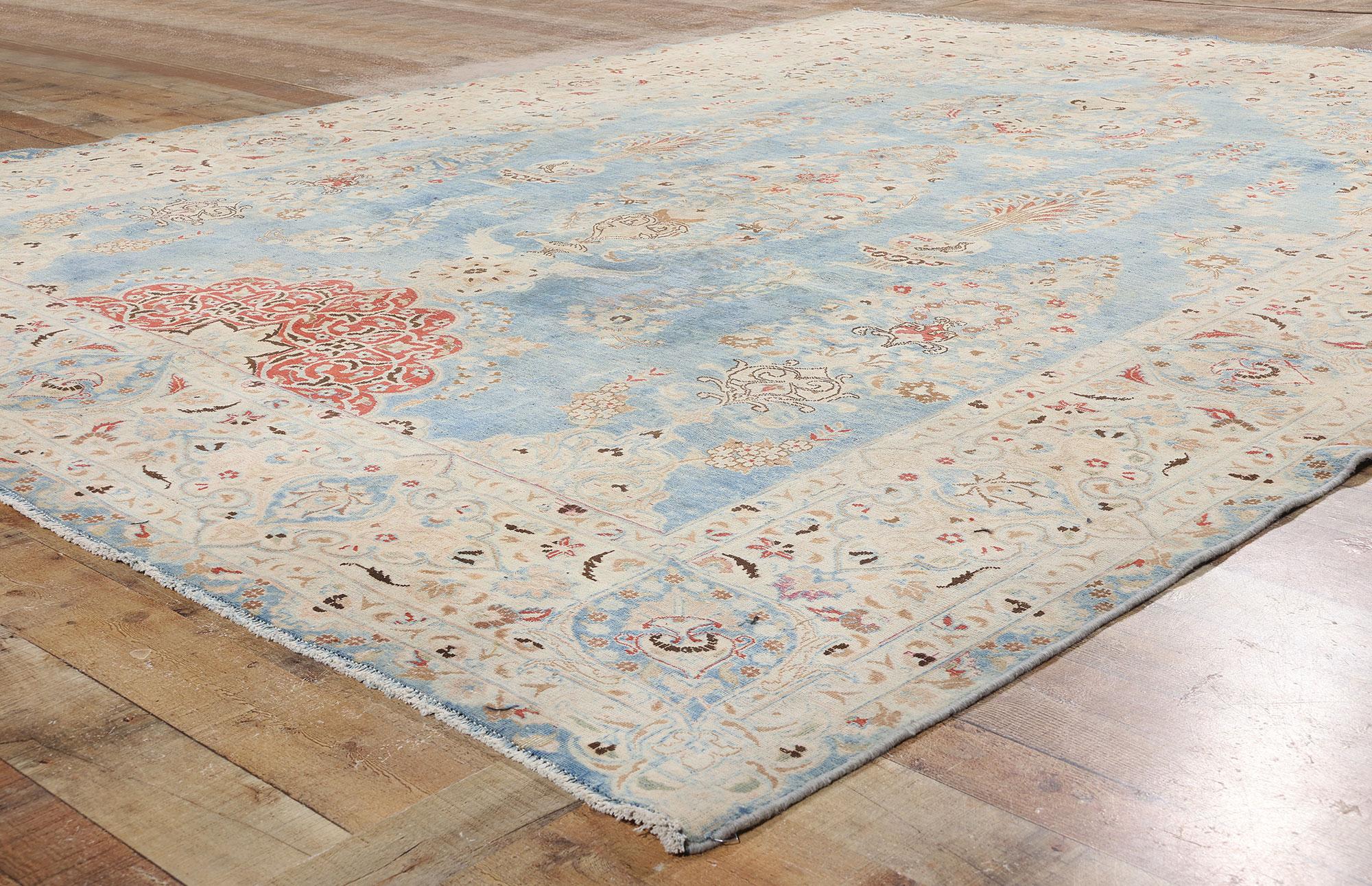 Signierter antiker persischer Mashhad-Teppich mit modernem Stil im Angebot 1