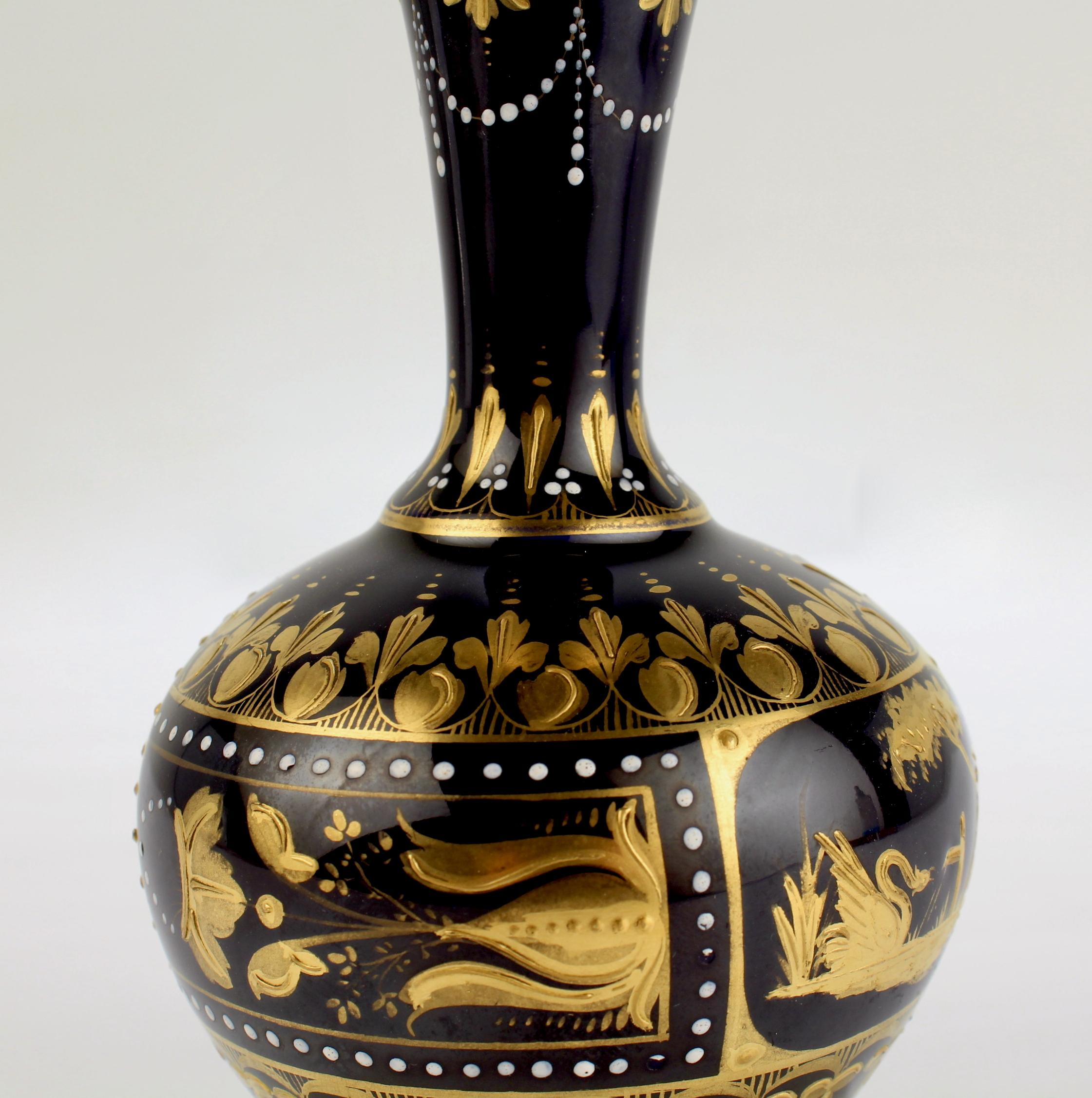 20ième siècle Vase ancien en porcelaine de style royal de Vienne signé, doré et peint à la main, bleu cobalt en vente
