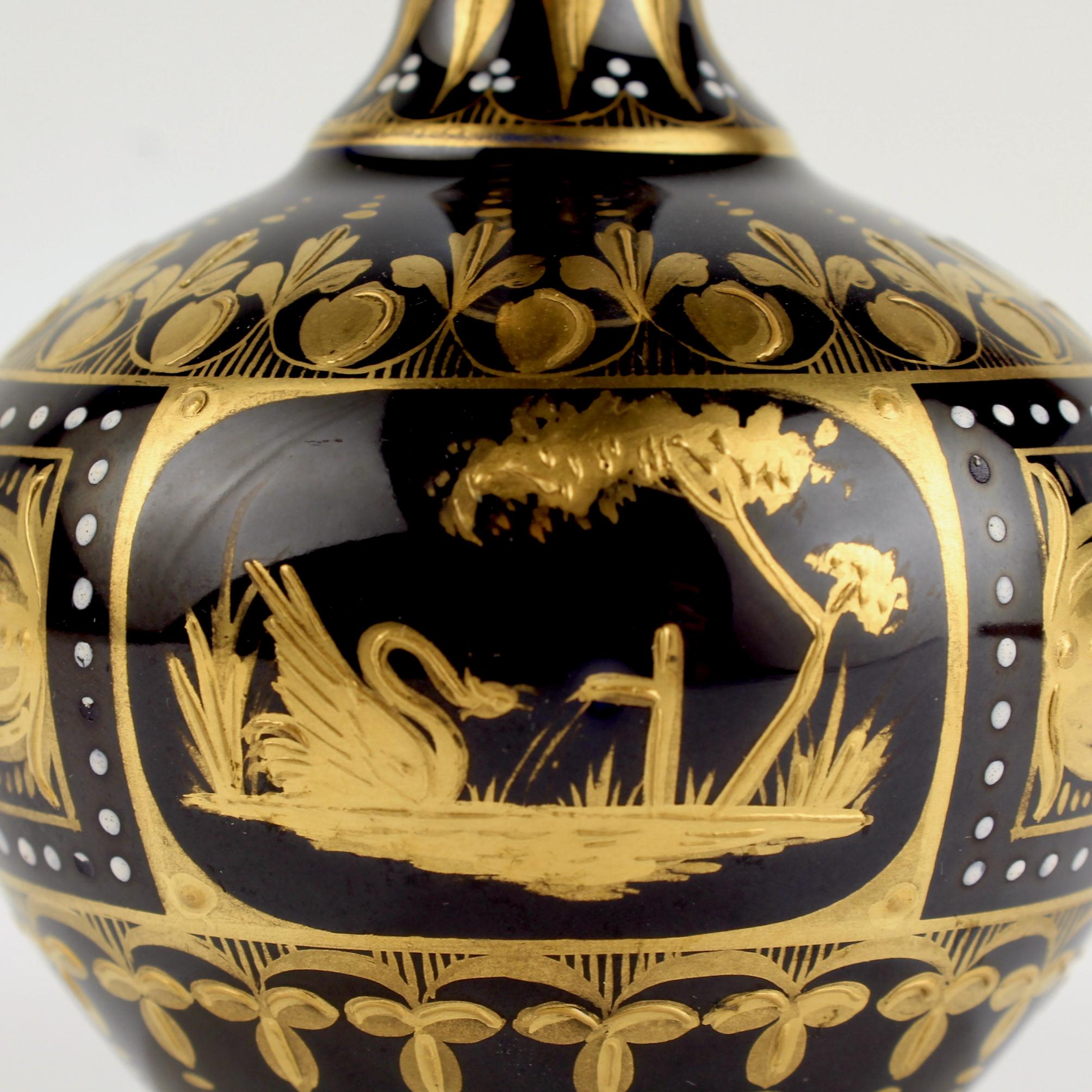 Porcelaine Vase ancien en porcelaine de style royal de Vienne signé, doré et peint à la main, bleu cobalt en vente