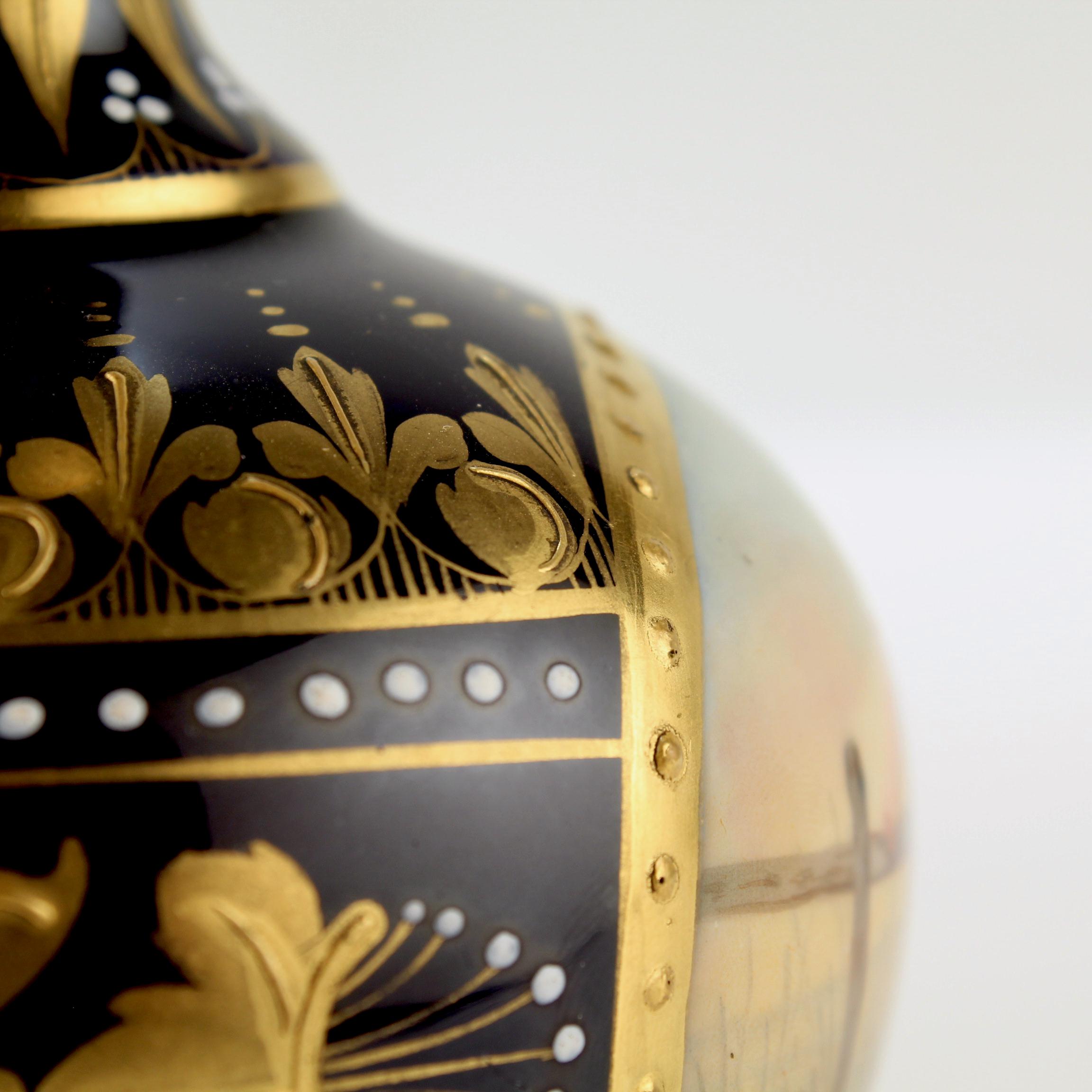 Vase ancien en porcelaine de style royal de Vienne signé, doré et peint à la main, bleu cobalt en vente 1