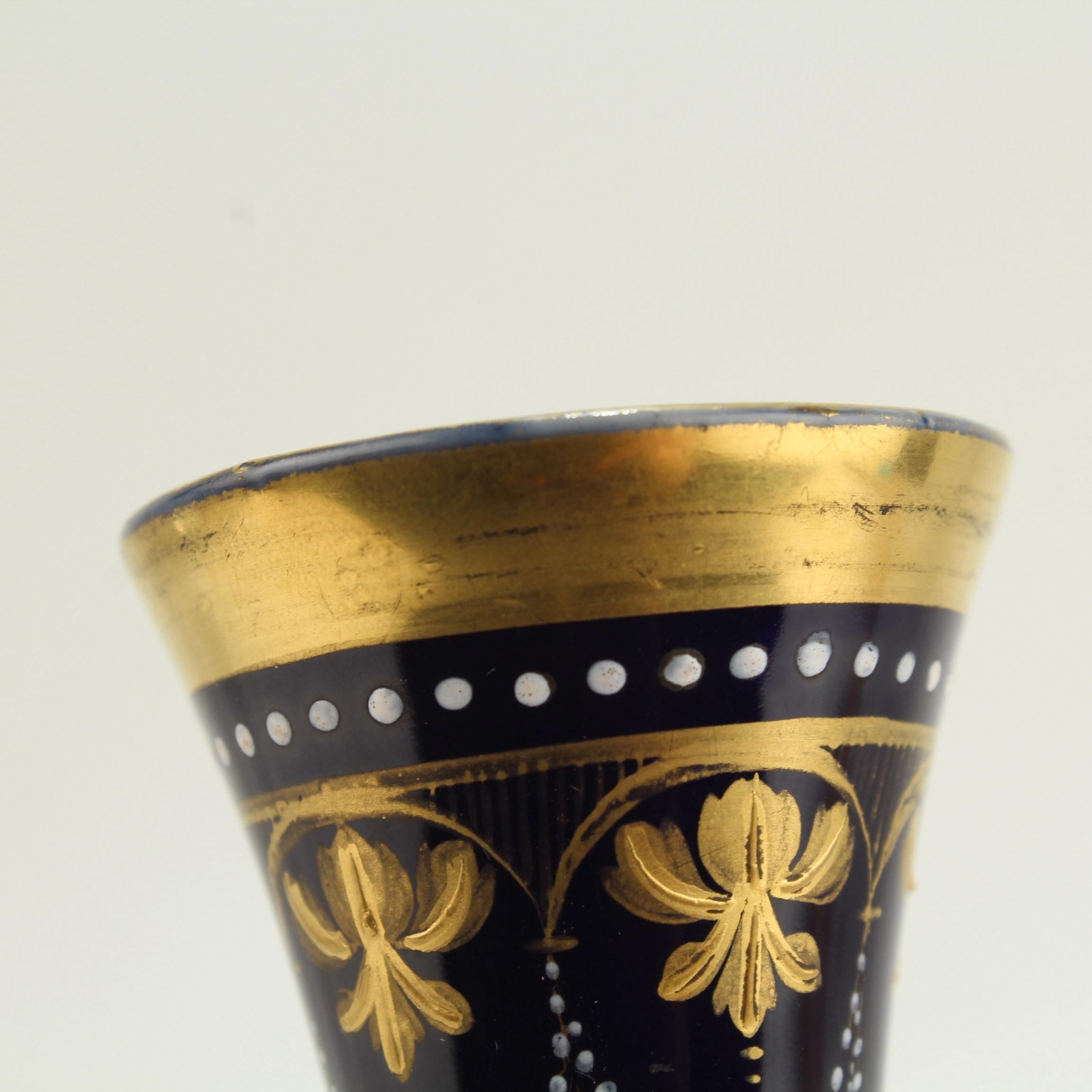Vase ancien en porcelaine de style royal de Vienne signé, doré et peint à la main, bleu cobalt en vente 2