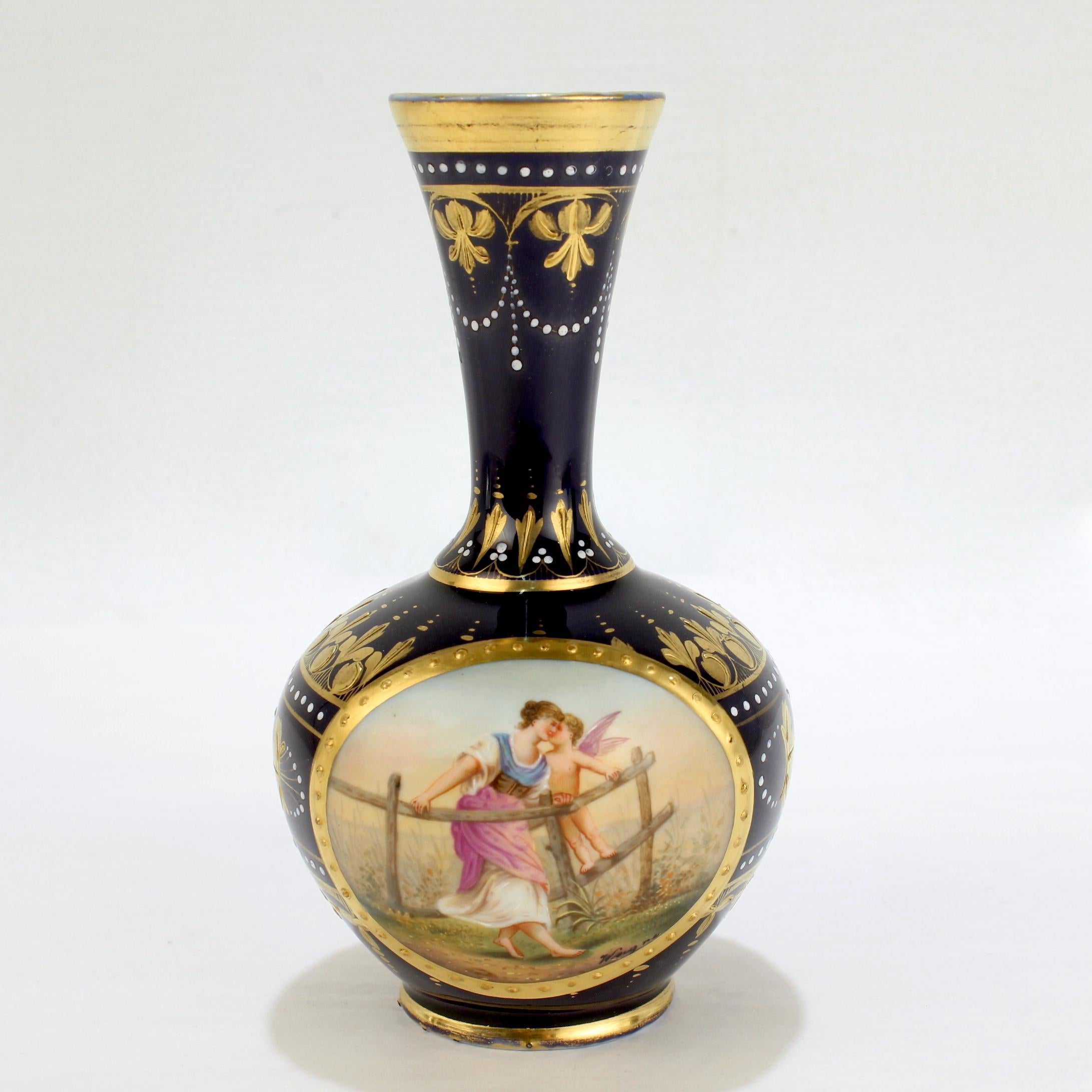 Un vase ancien signé en porcelaine de style Royal Vienna.

Intitulé : 
