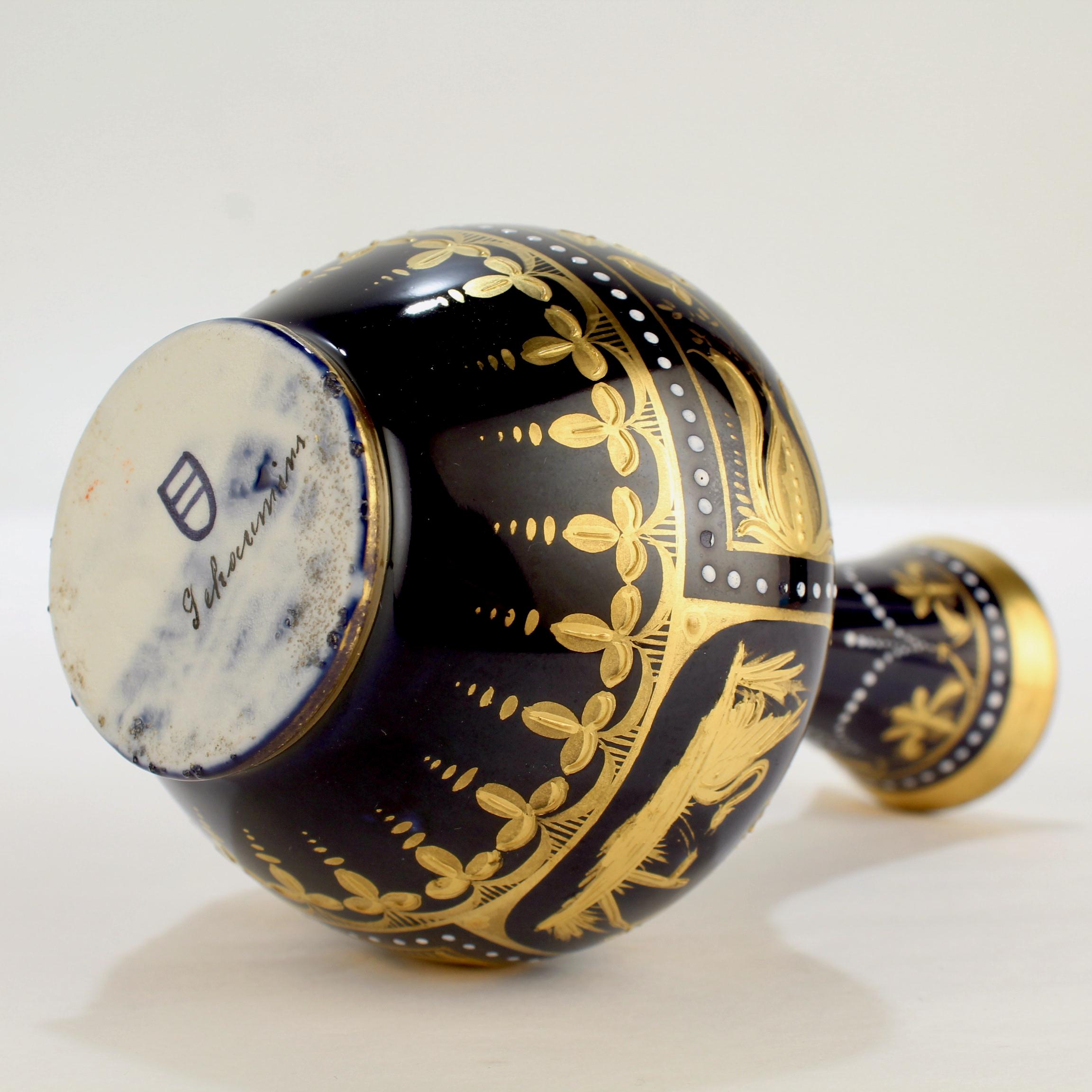 Doré Vase ancien en porcelaine de style royal de Vienne signé, doré et peint à la main, bleu cobalt en vente