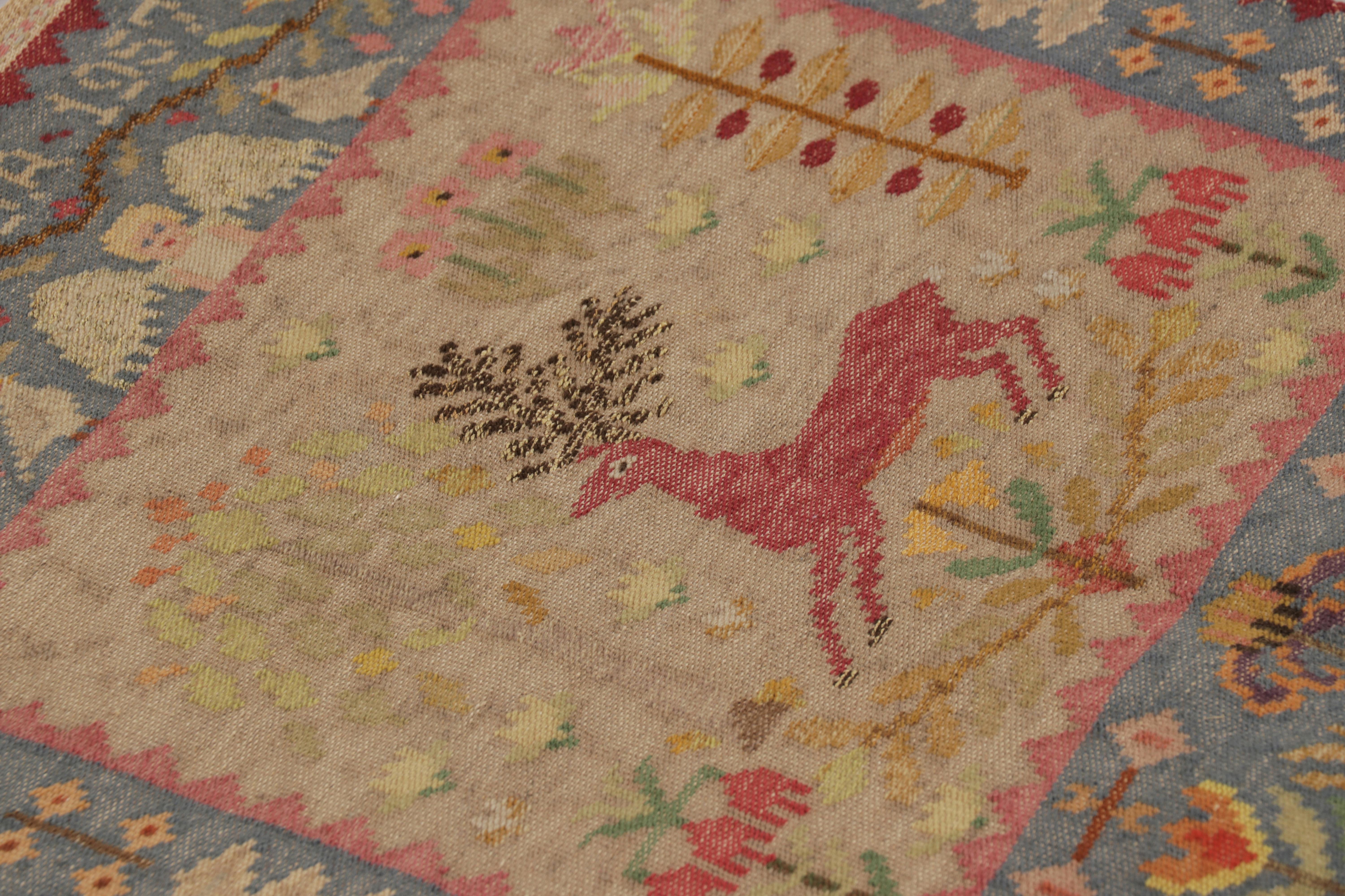 Cette tapisserie et textile suédois ancien de 2 x 2 est une nouvelle pièce de collection exceptionnelle parmi les rares œuvres signées de la collection de trésors scandinaves de Rug & Kilim. Elle porte l'inscription 