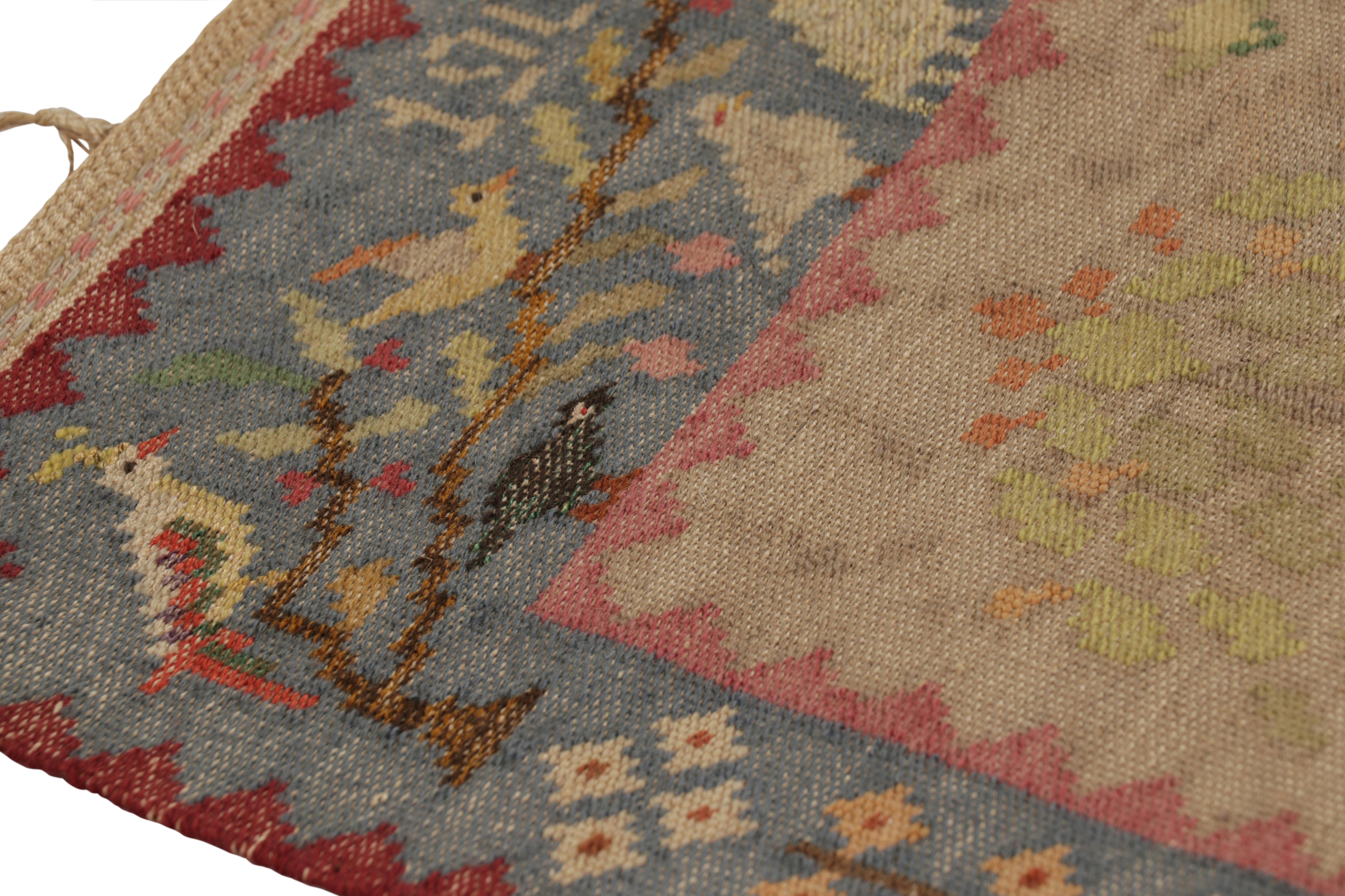 Scandinave moderne Textile suédois ancien signé, art populaire scandinave pictural - Rug & Kilim en vente