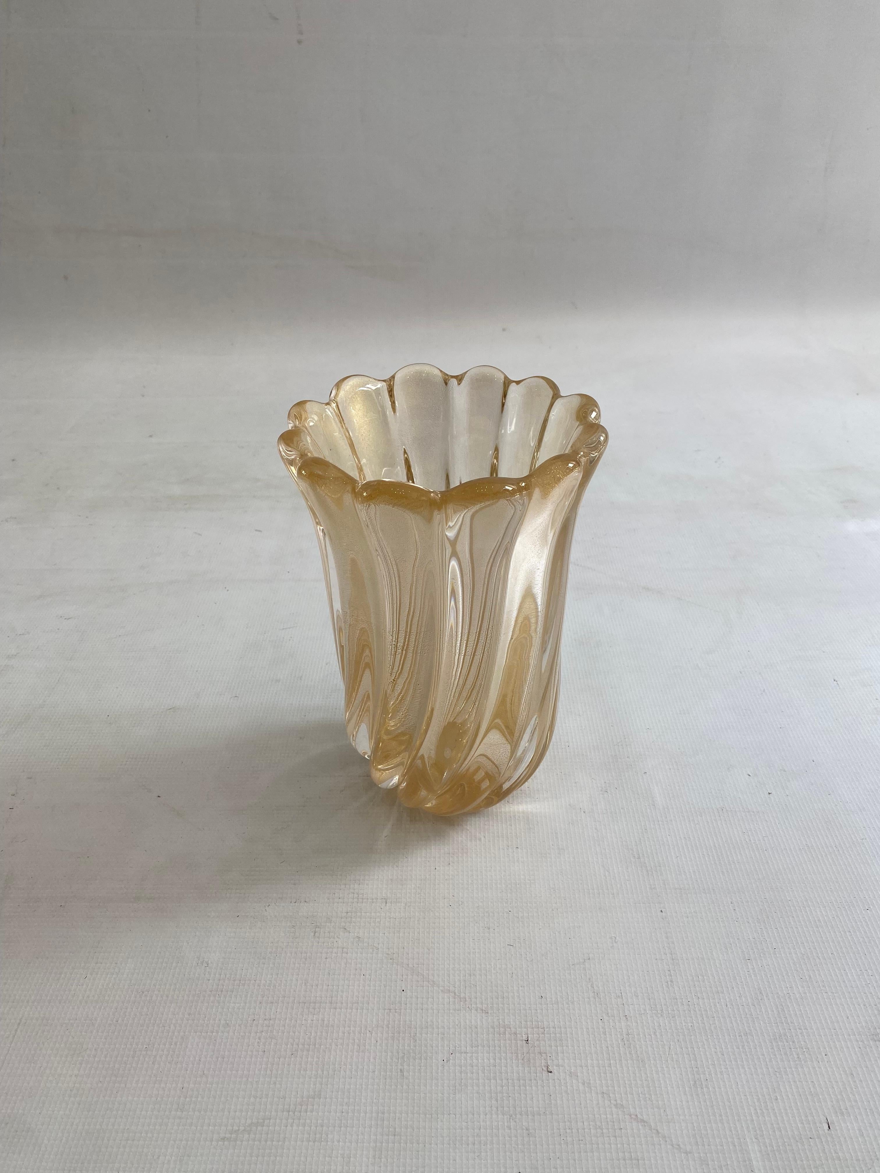 Excepcional jarrón de Murano diseñado y firmado por Archimede Seguso. A diferencia de otras piezas de Seguso producidas en la misma época o posteriormente, ésta está firmada por el maestro Archimede Seguso, lo que la hace extremadamente rara. Seguso