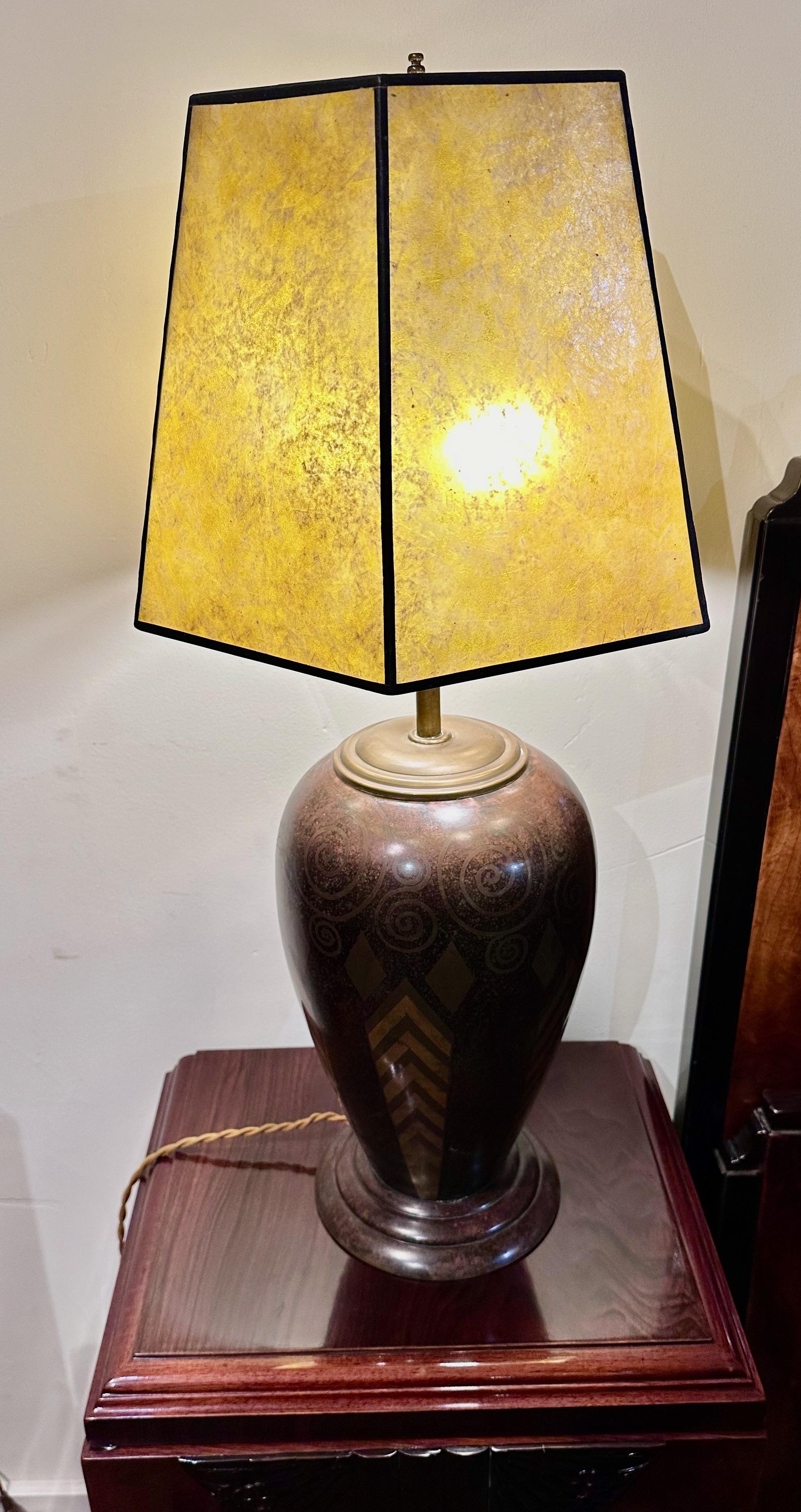 Diese exquisite Lampenvase aus den 1920er Jahren ist ein Zeugnis für meisterhafte Handwerkskunst und Design aus der Zeit des Art déco. Signiert in der Edition Jouvenia, geht dieses Stück über die bloße Funktionalität hinaus und dient als