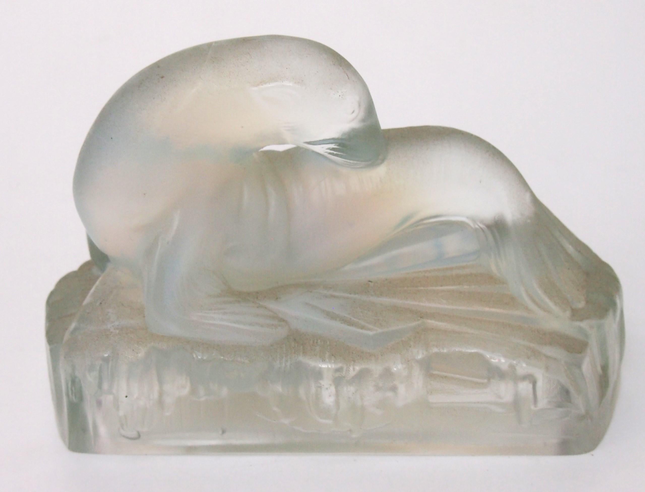 Une étonnante et rare figurine de phoque en opale assise sur une plate-forme rocheuse stylisée. Ce modèle a été conçu en 1935 par Etienne Frankhauser pour J A Jobling - À la fin des années 1920 et en 1930, la célèbre maison de verre anglaise J A