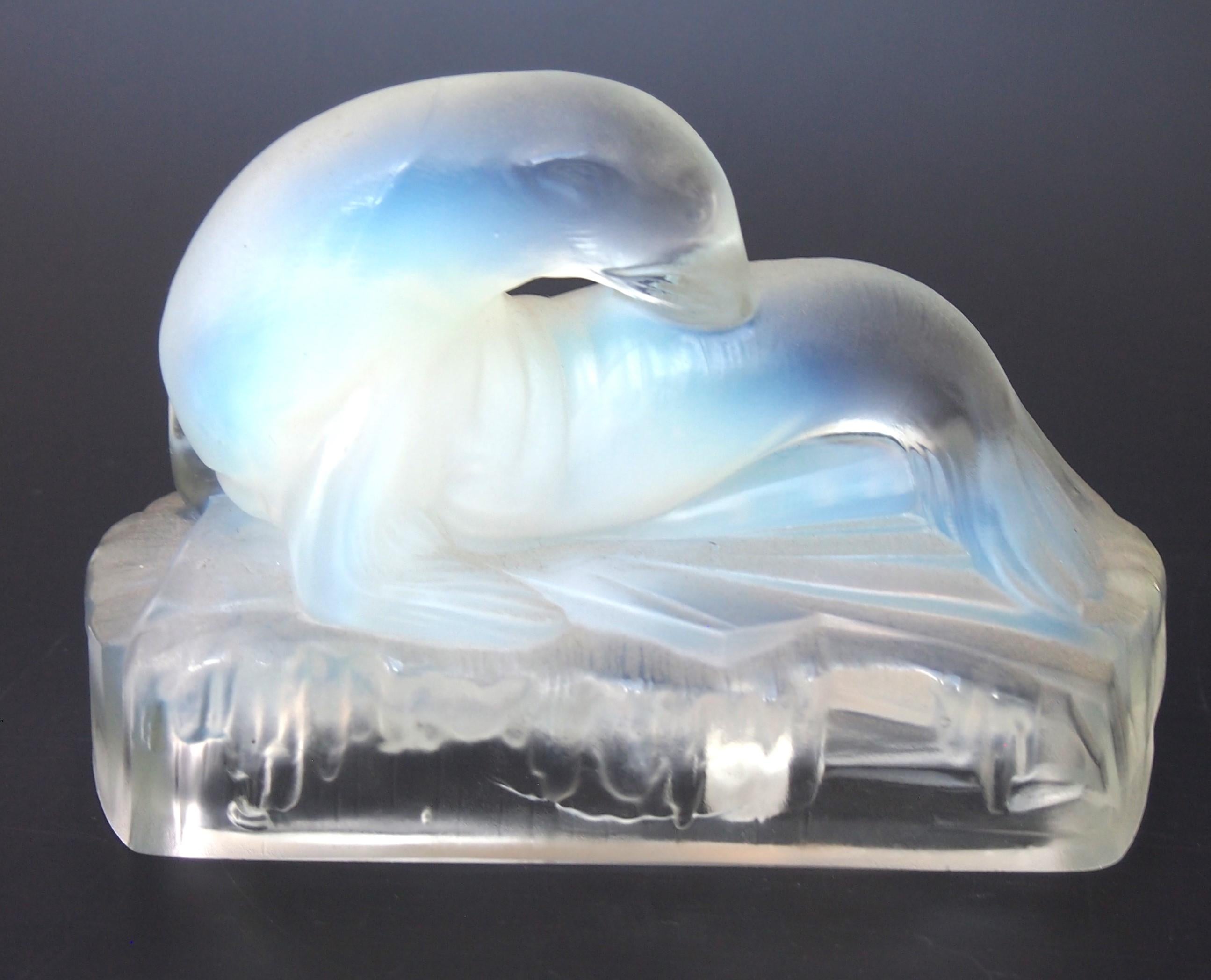 Anglais Statuette en verre Art déco représentant un sceau d'opale signé J A Jobling, vers 1935 en vente