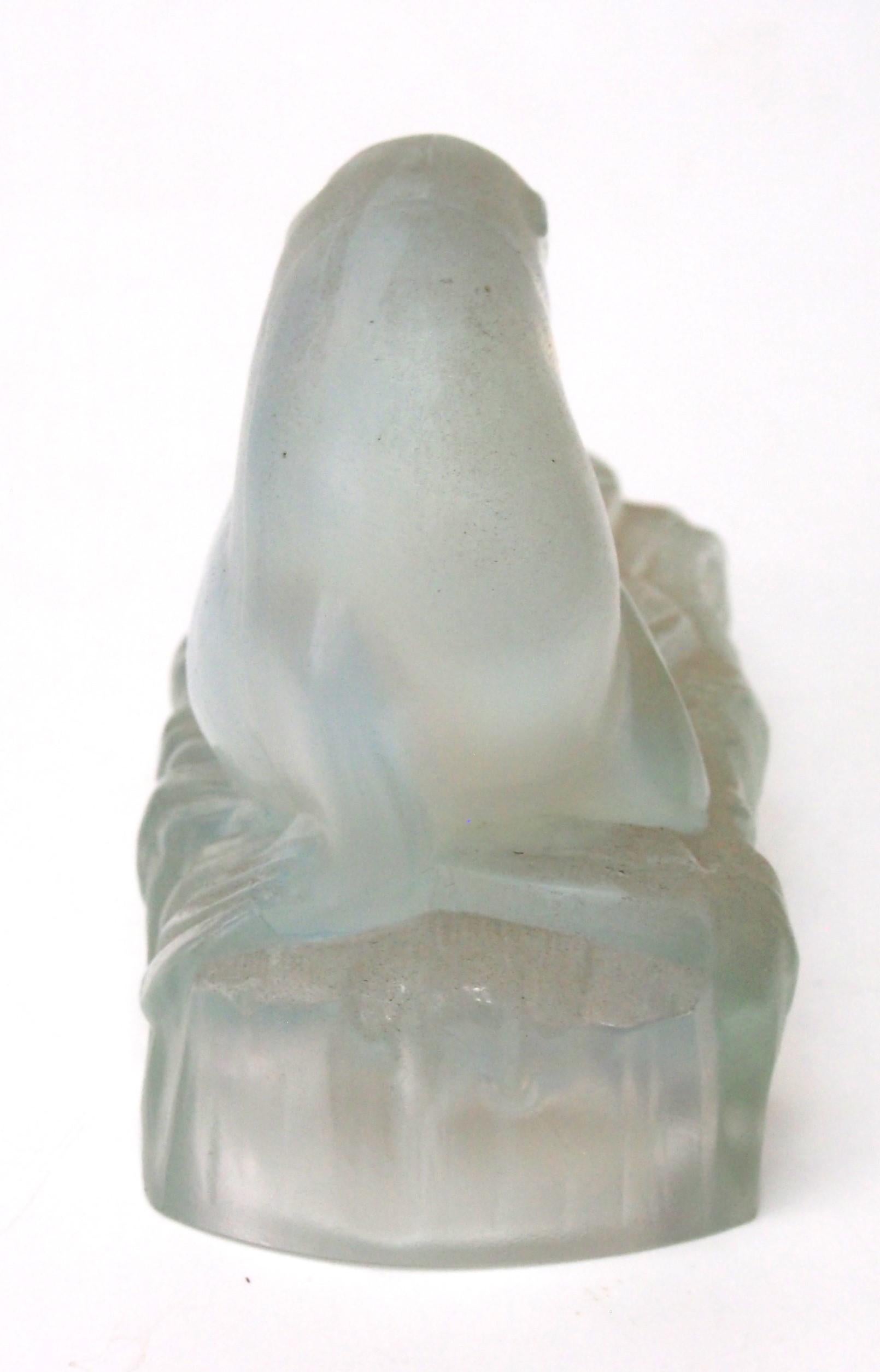 Verre d'art Statuette en verre Art déco représentant un sceau d'opale signé J A Jobling, vers 1935 en vente