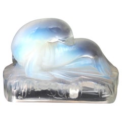 Estatuilla de cristal Art Decó firmada de un sello de ópalo por J A Jobling c1935