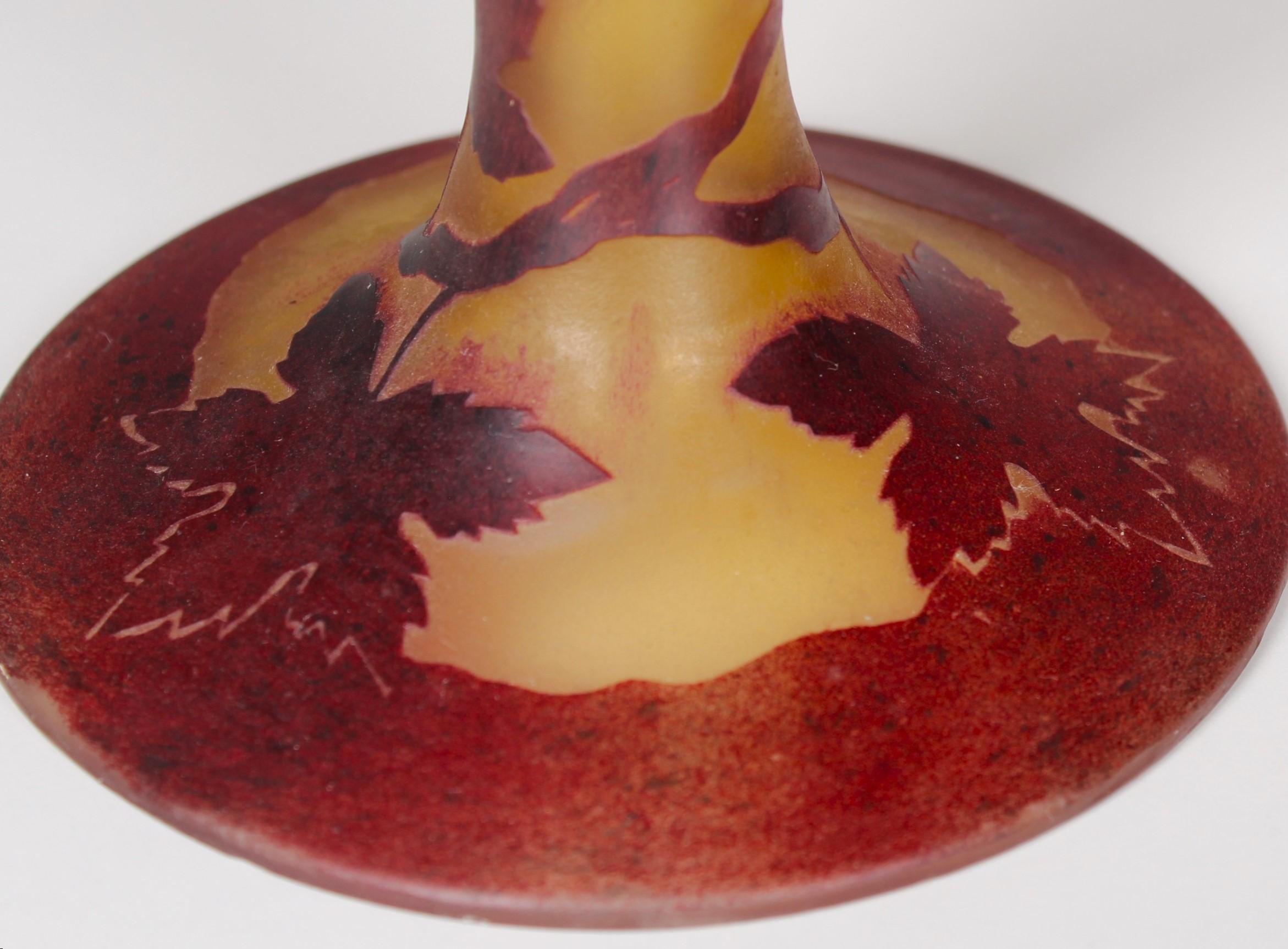 Merveilleuse lampe de table ancienne de l'époque de l'Arte Antiques.
Magnifique travail du verre jaune foncé avec des feuilles de vigne et des vrilles peintes en rouge.
Signé 