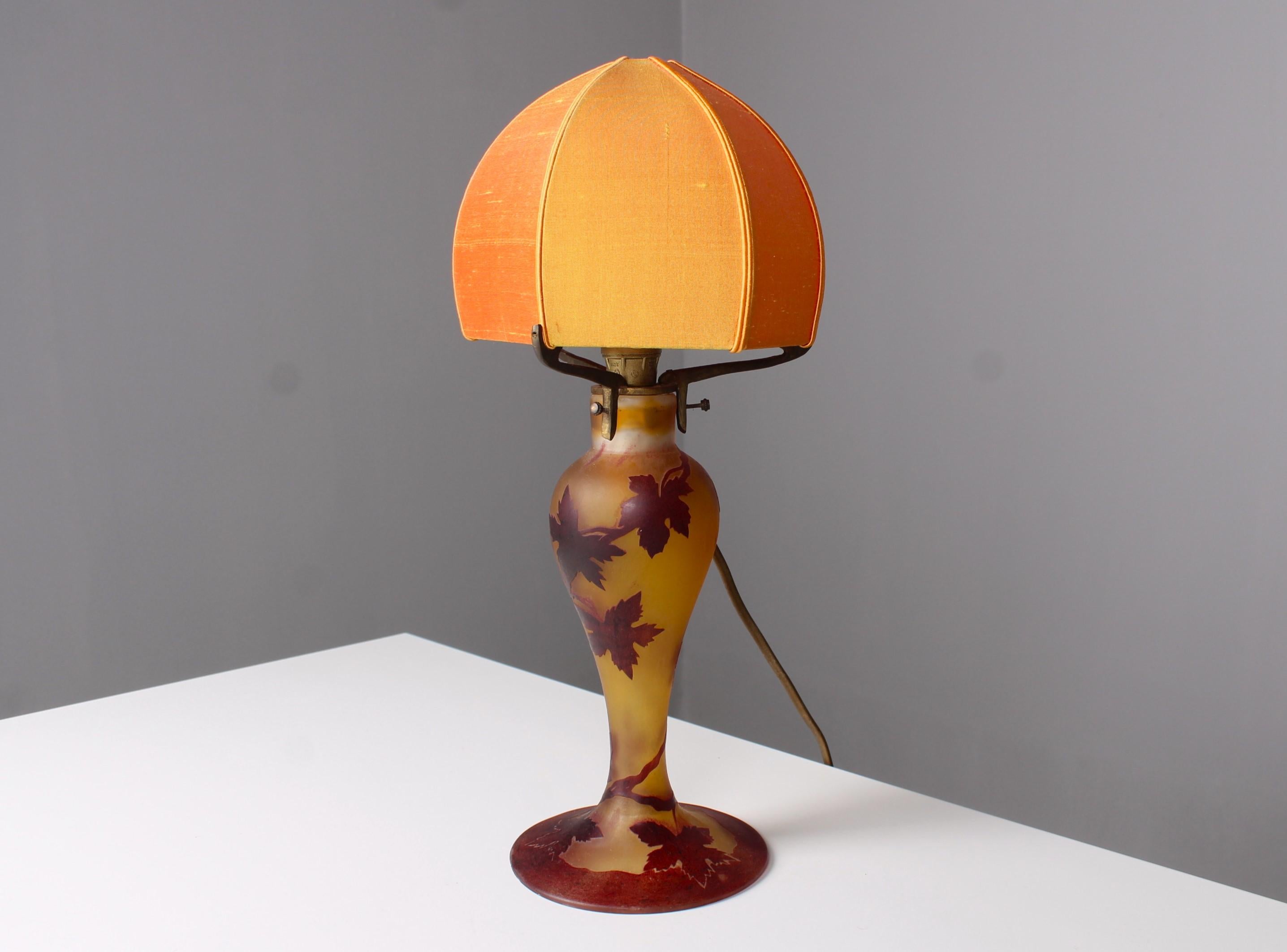 Signed Art Nouveau Table Lamp By Bendor, Painted Glas, Grape Leaves, France In Good Condition For Sale In Greven, DE
