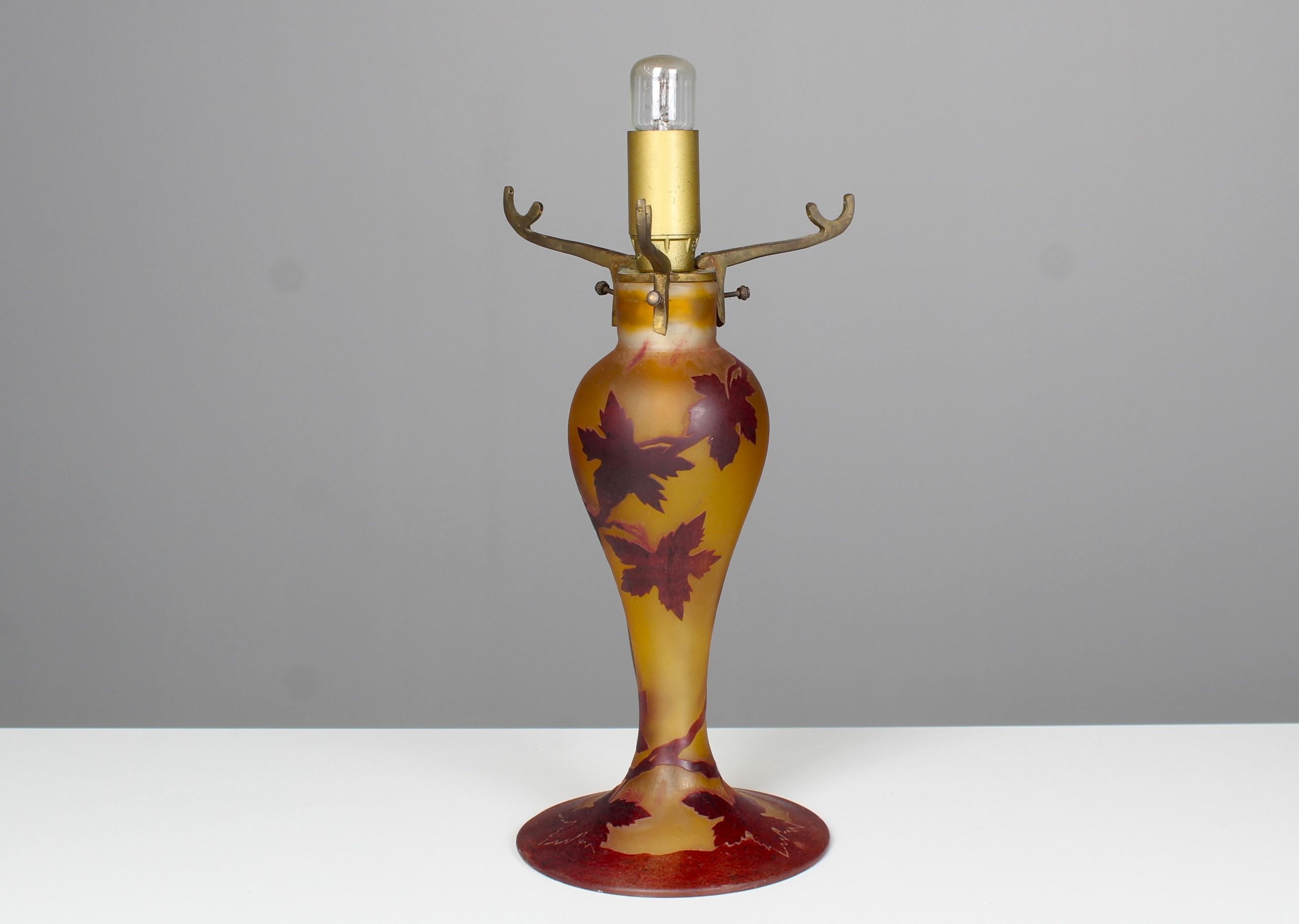 Lampe de bureau Art Nouveau signée par Bendor, verre peint, feuilles de raisin, France Bon état - En vente à Greven, DE
