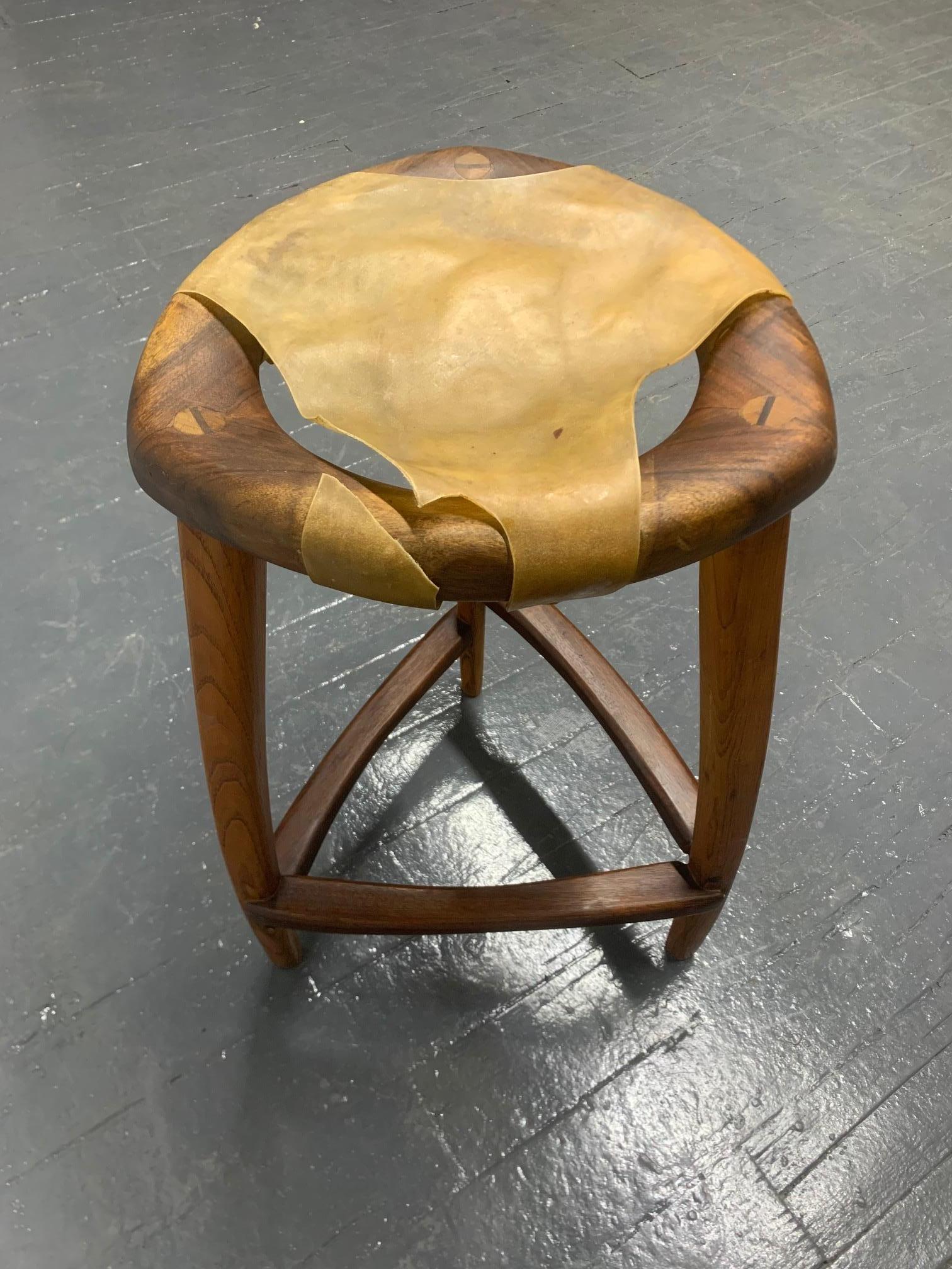 Tabouret en cuir brut signé Arthur Espenet Carpenter en vente 3