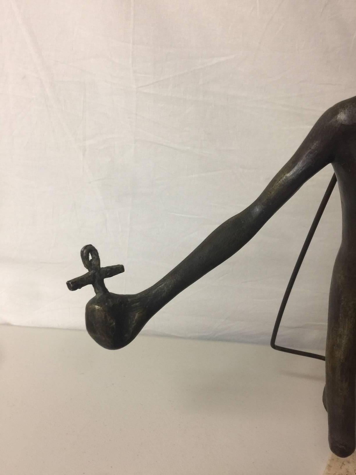 Prueba de artista firmada Bronce figurativo sobre base de travertino de Victor Salmones en venta 2