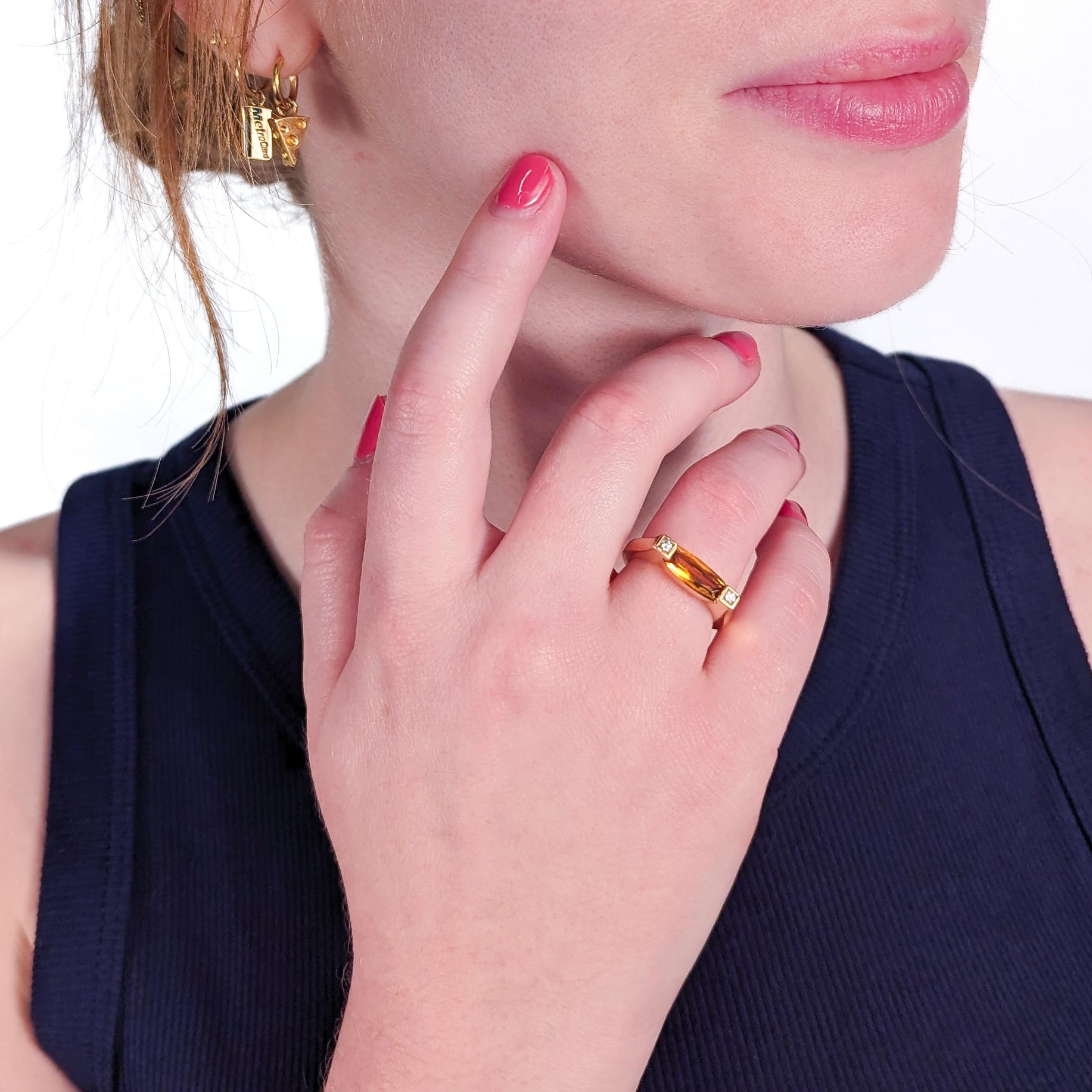 Un anillo de cóctel modernista muy fino firmado.

Vendido al por menor y marcado para Asprey & Co de Londres. 

Con una gema citrina de talla oval engastada en el centro entre dos diamantes redondos brillantes engastados en pavé.

Simplemente un