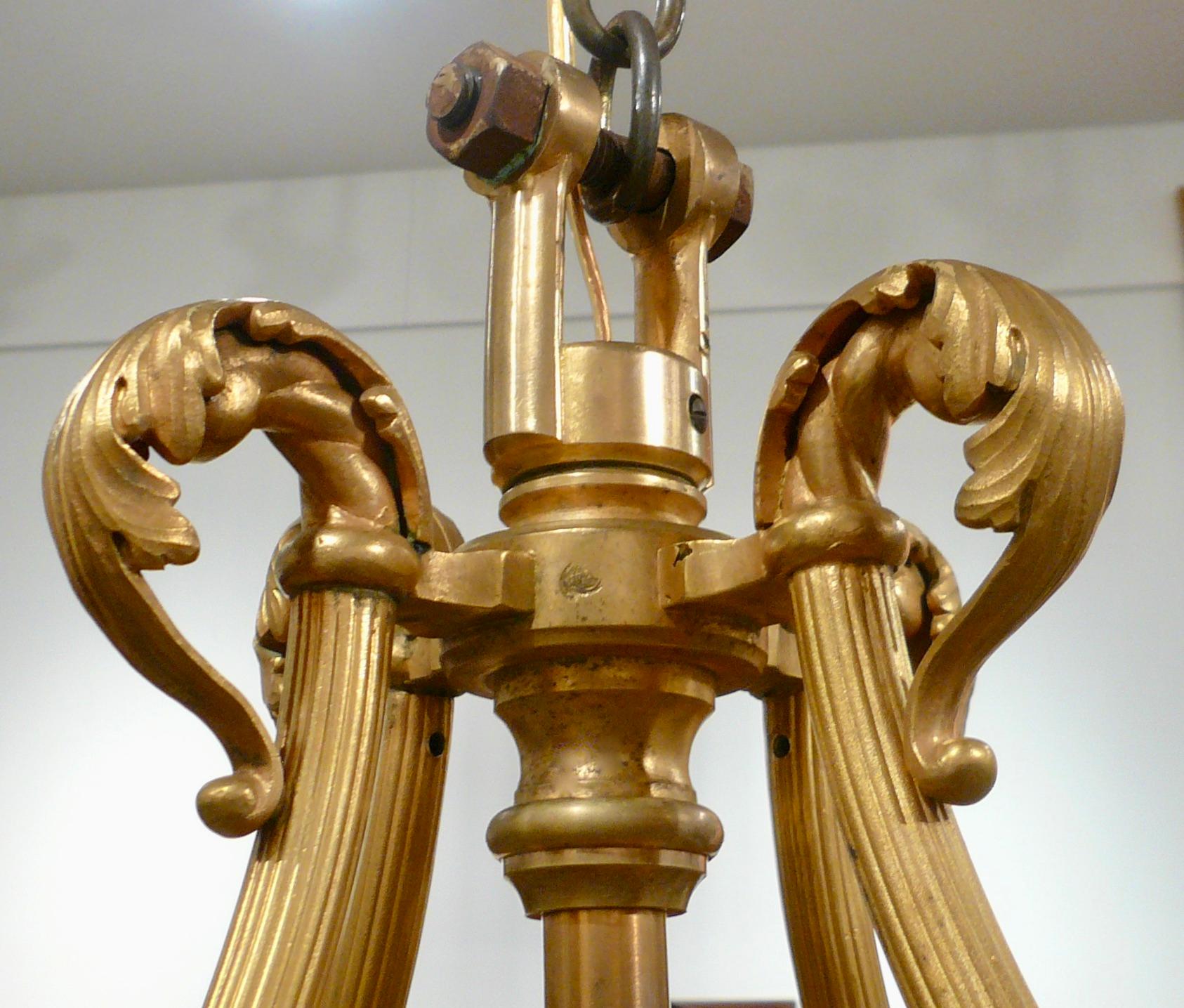 Dieser ikonische, signierte Baccarat Crinoline-Kronleuchter aus dem Jahr 1895 ist handgefertigt und besteht vollständig aus Bleikristall. Die große dreizehnflammige Leuchte hat eine ovale Form und ist ideal für eine Eingangshalle, über einem