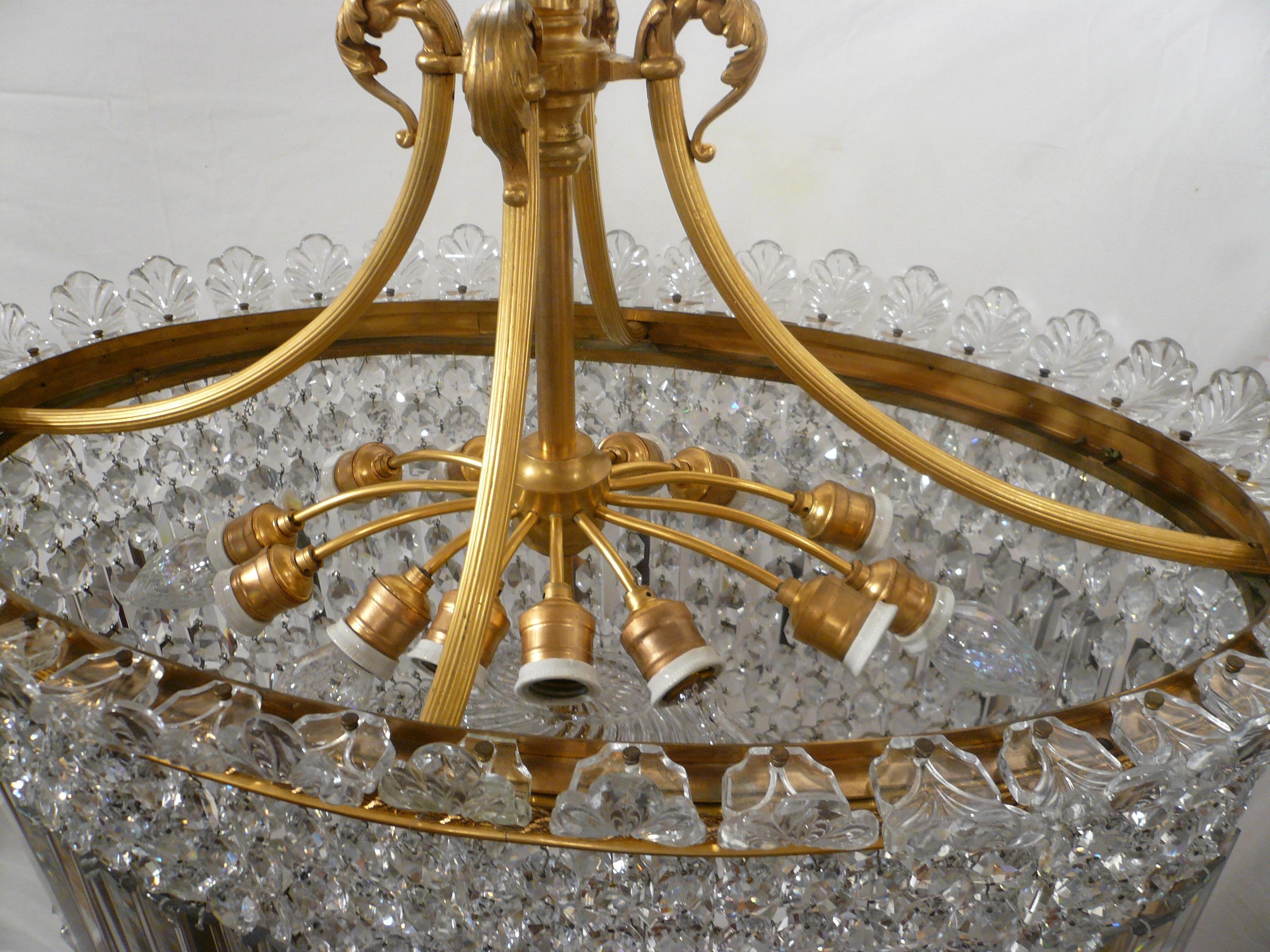 Ovaler Baccarat Crinoline-Kronleuchter aus vergoldeter Bronze und Kristall, signiert (Belle Époque) im Angebot