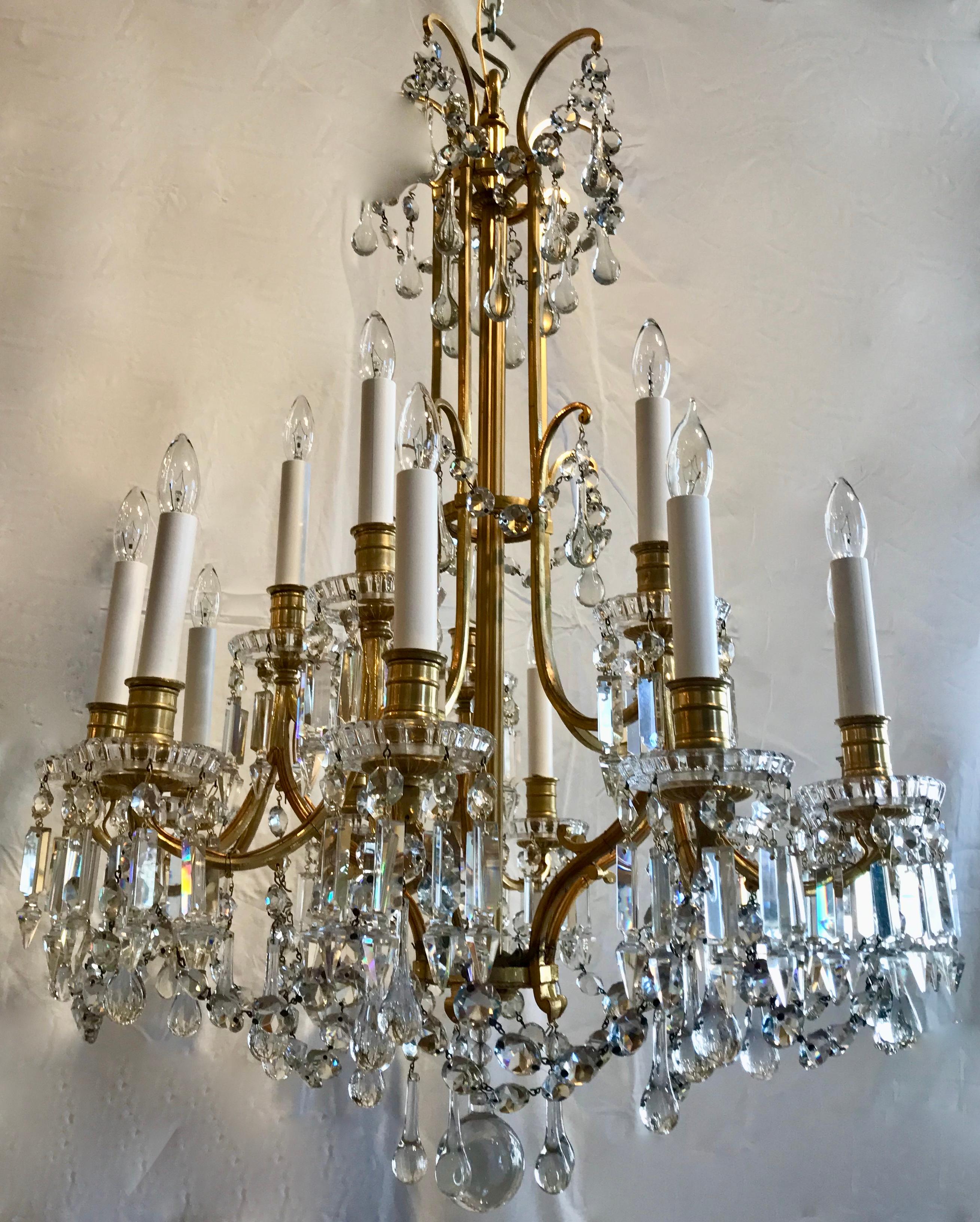 Signierter Baccarat-Kronleuchter aus vergoldeter Bronze und Kristall im Angebot 4