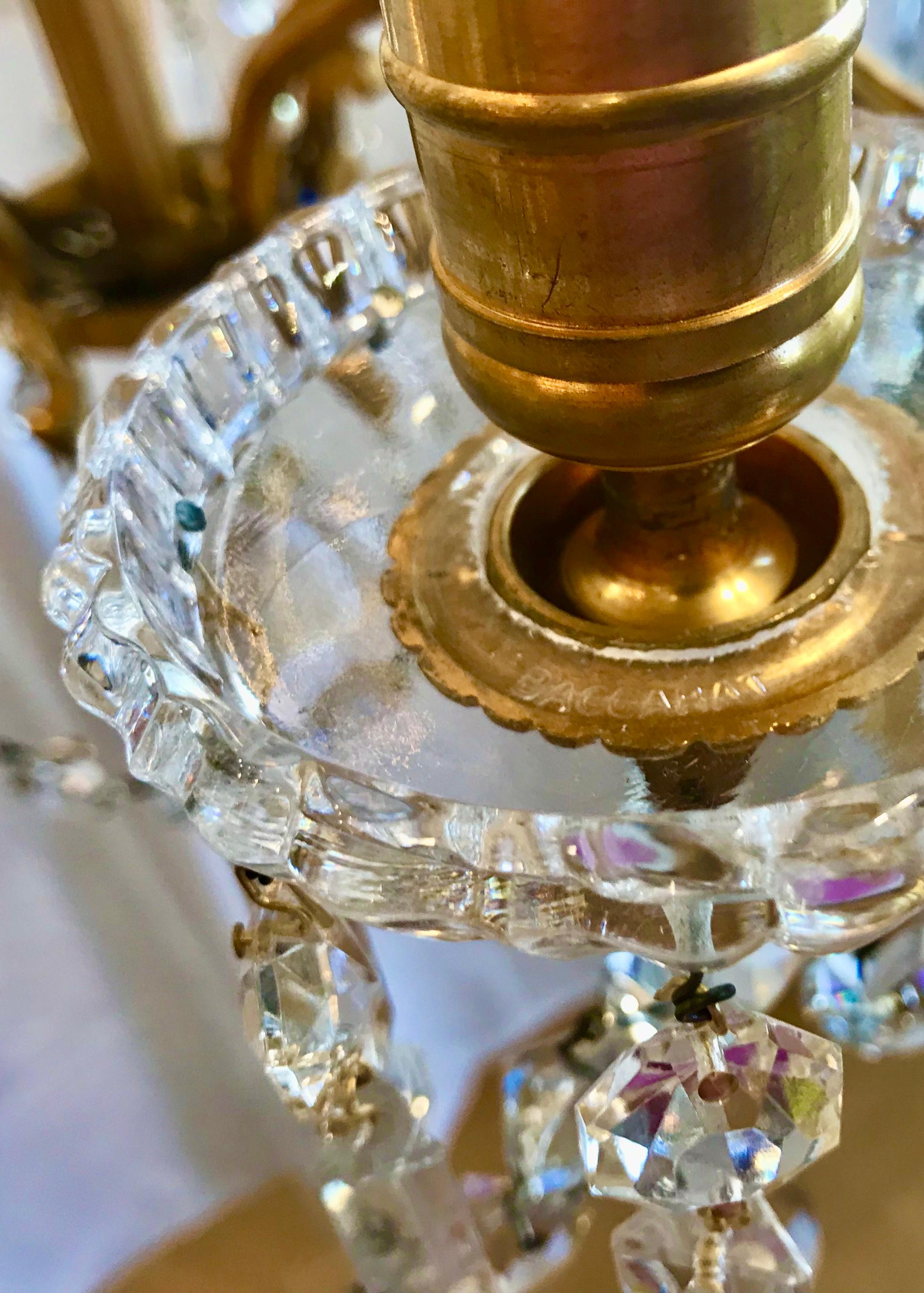 Signierter Baccarat-Kronleuchter aus vergoldeter Bronze und Kristall (Louis XVI.) im Angebot
