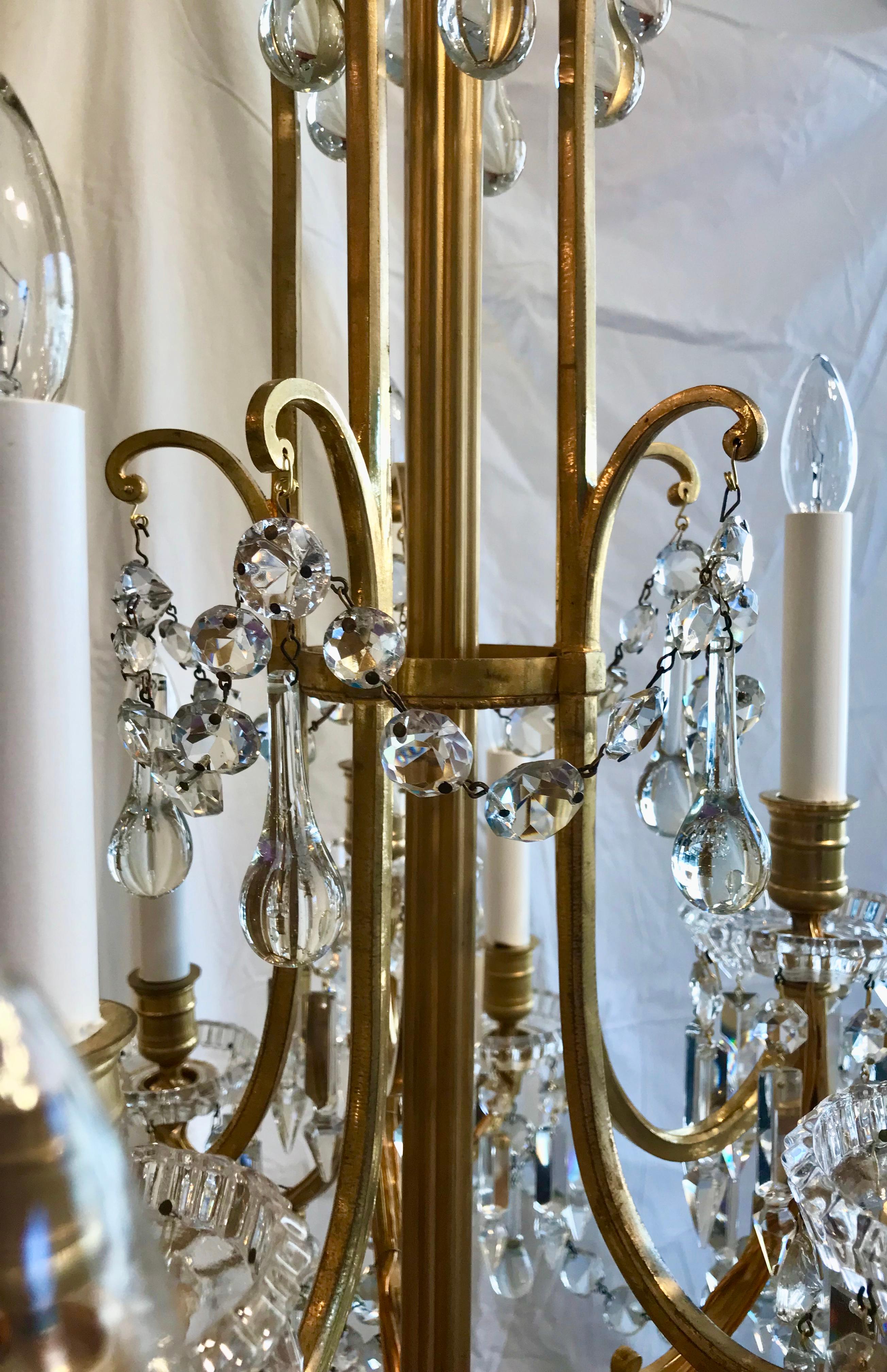 Signierter Baccarat-Kronleuchter aus vergoldeter Bronze und Kristall (Französisch) im Angebot