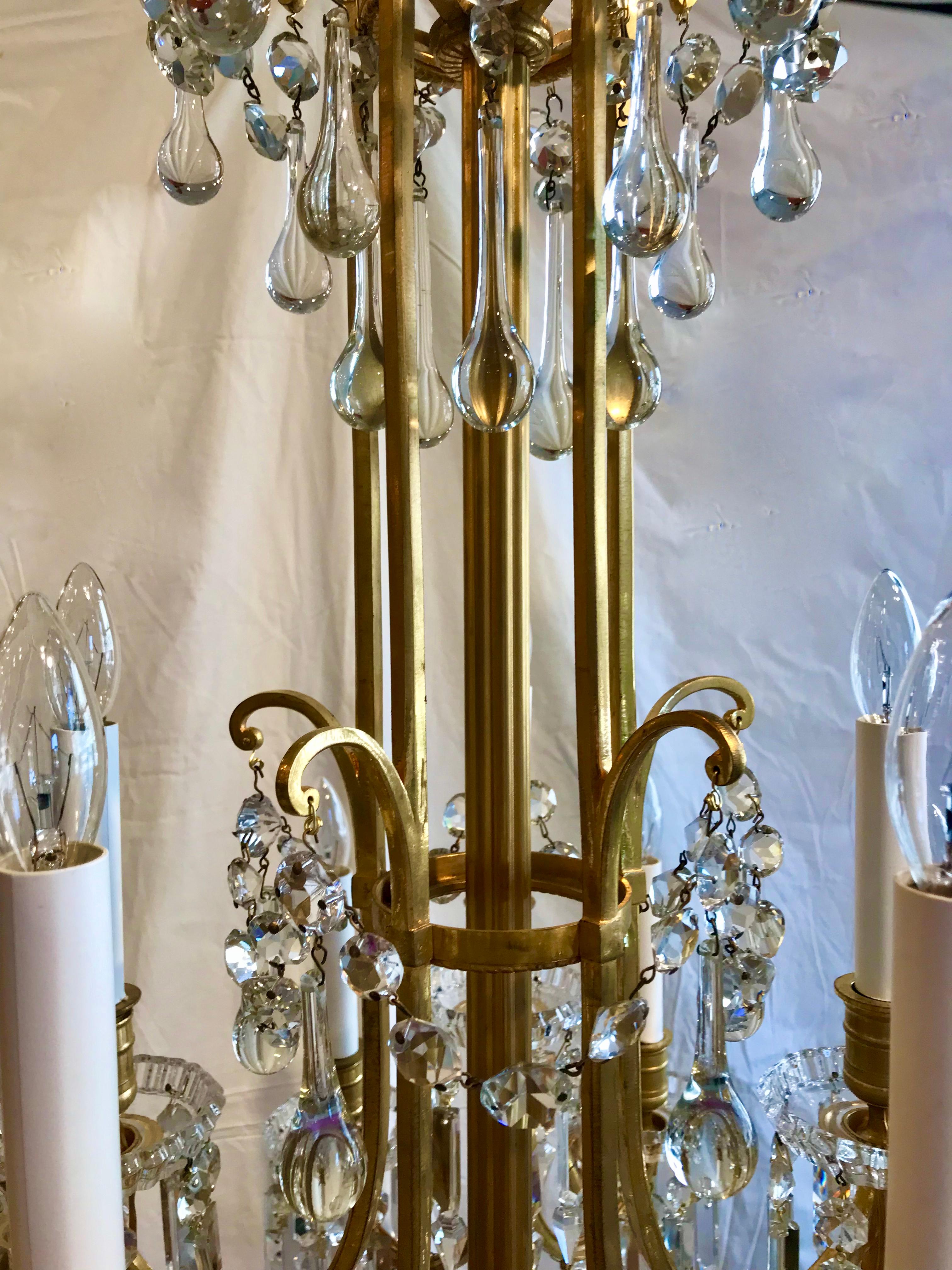Signierter Baccarat-Kronleuchter aus vergoldeter Bronze und Kristall im Zustand „Gut“ im Angebot in Pittsburgh, PA