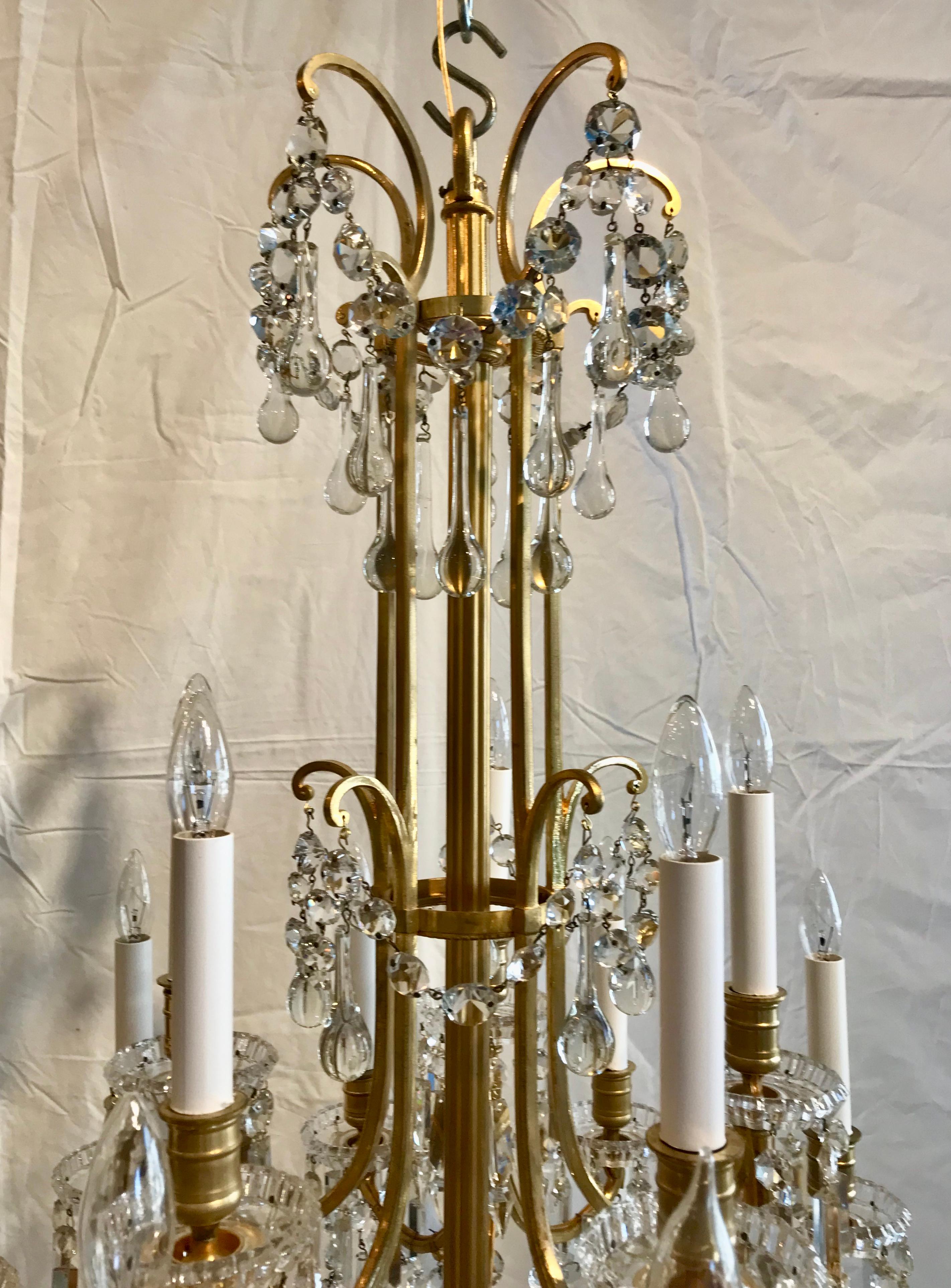 Signierter Baccarat-Kronleuchter aus vergoldeter Bronze und Kristall im Angebot 2