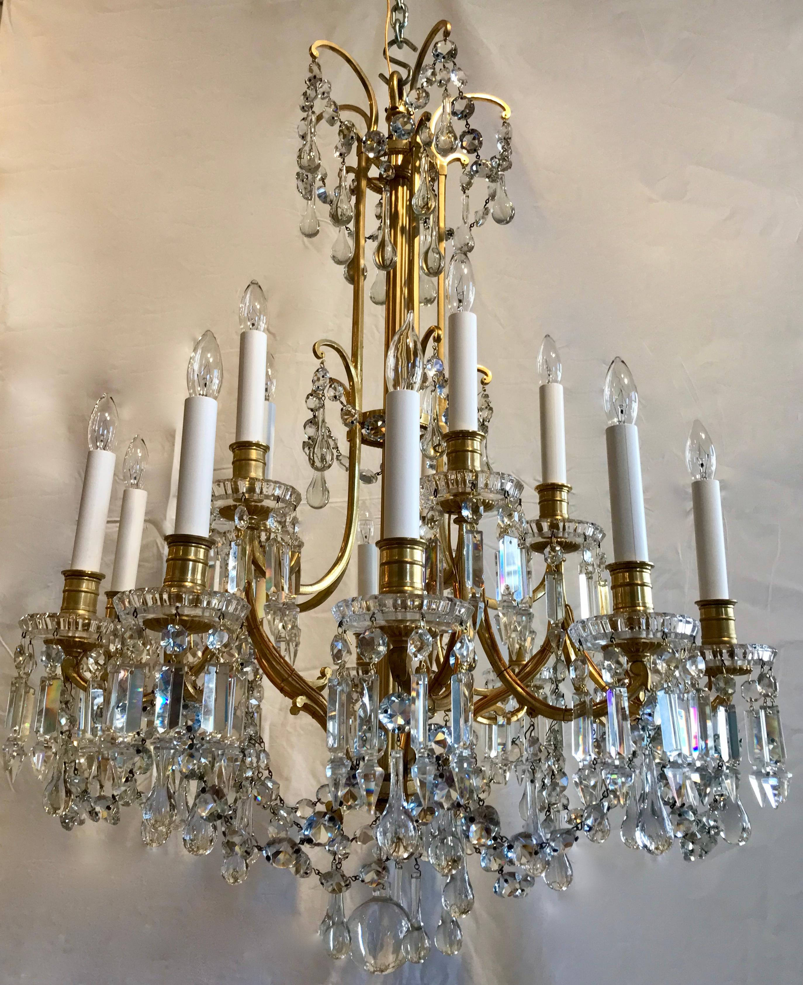 Signierter Baccarat-Kronleuchter aus vergoldeter Bronze und Kristall im Angebot 3
