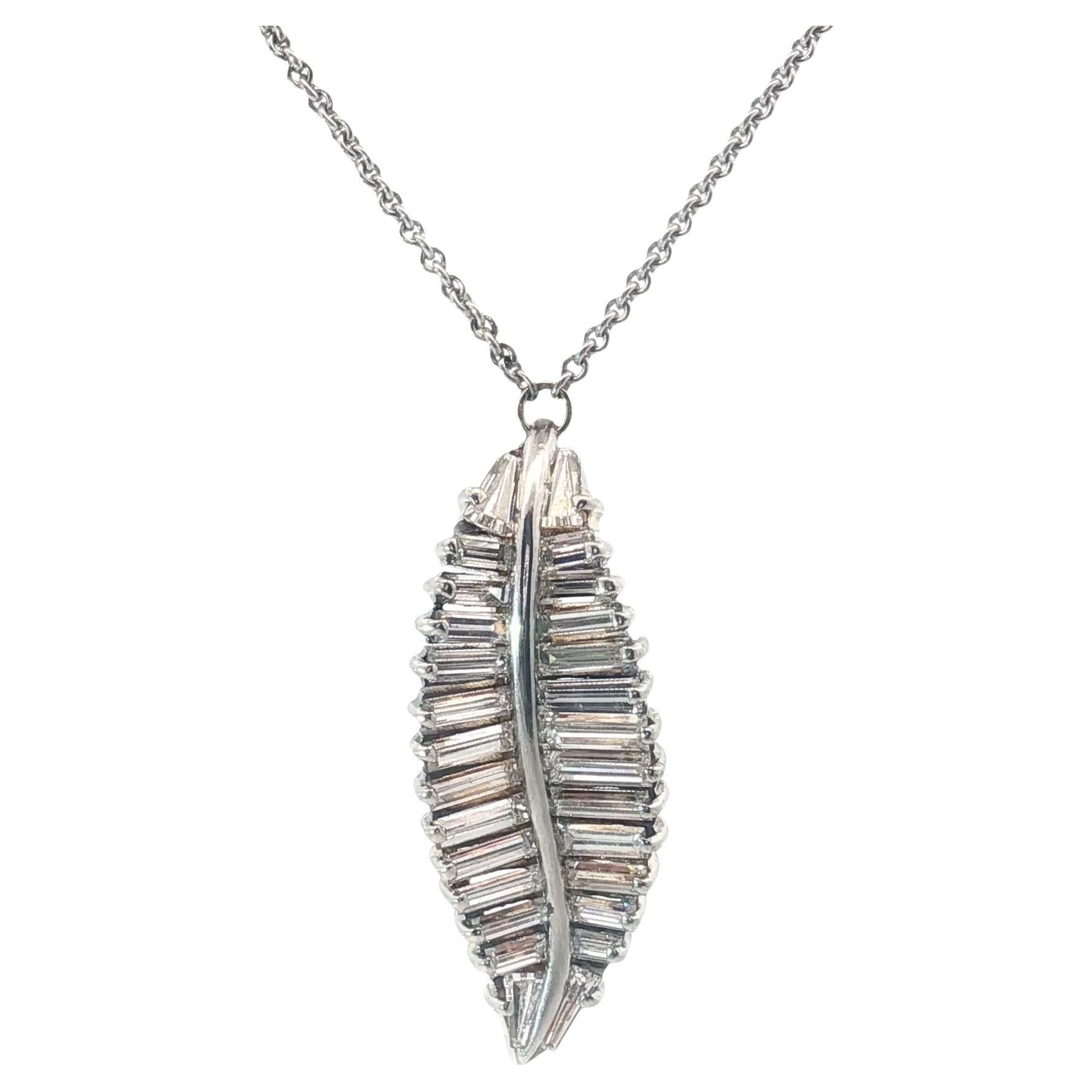Signé BALESTRA PT950 Platinum Diamond Feather Necklace 1.40 Carats In Baguette