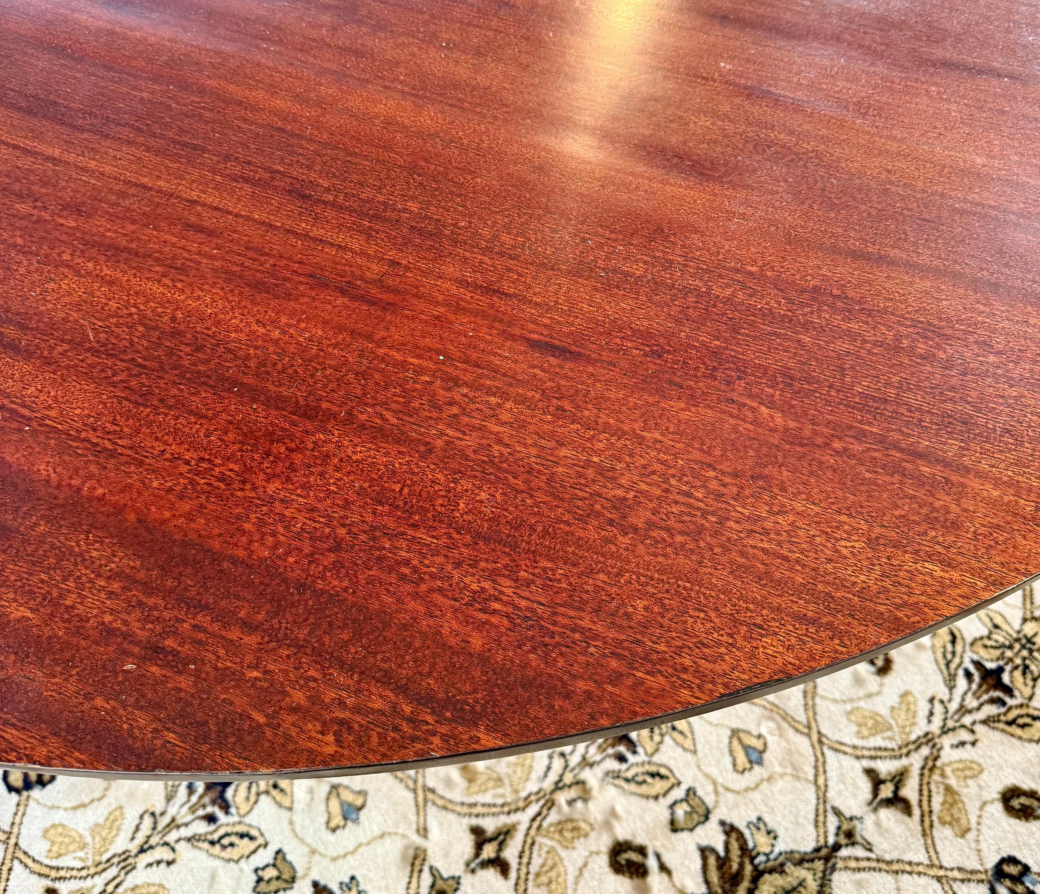 Firmada por Barbara Barry para Baker Furniture Codiciada mesa de comedor redonda de caoba en venta 4