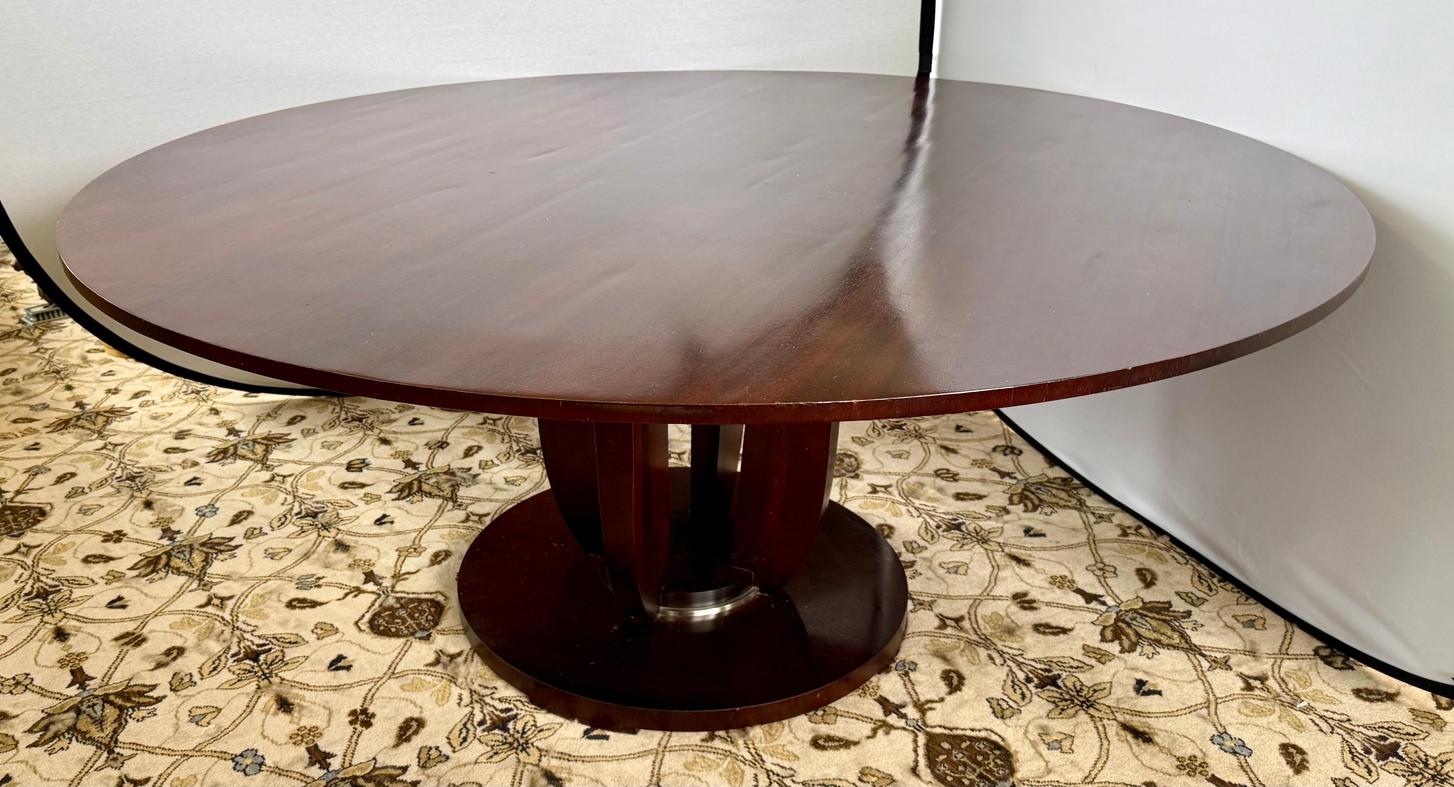 Firmada por Barbara Barry para Baker Furniture Codiciada mesa de comedor redonda de caoba en venta 5