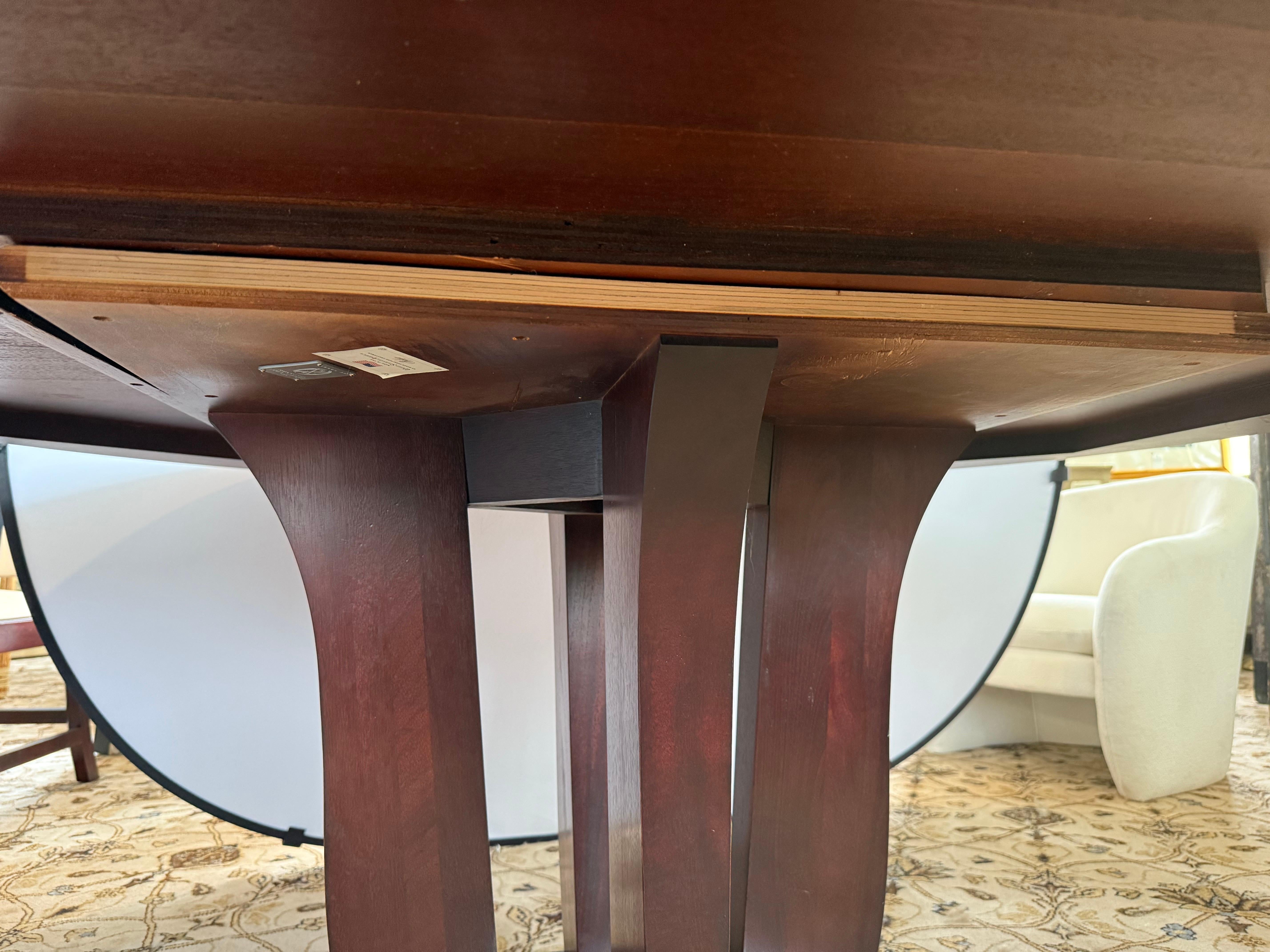 Firmada por Barbara Barry para Baker Furniture Codiciada mesa de comedor redonda de caoba en venta 6