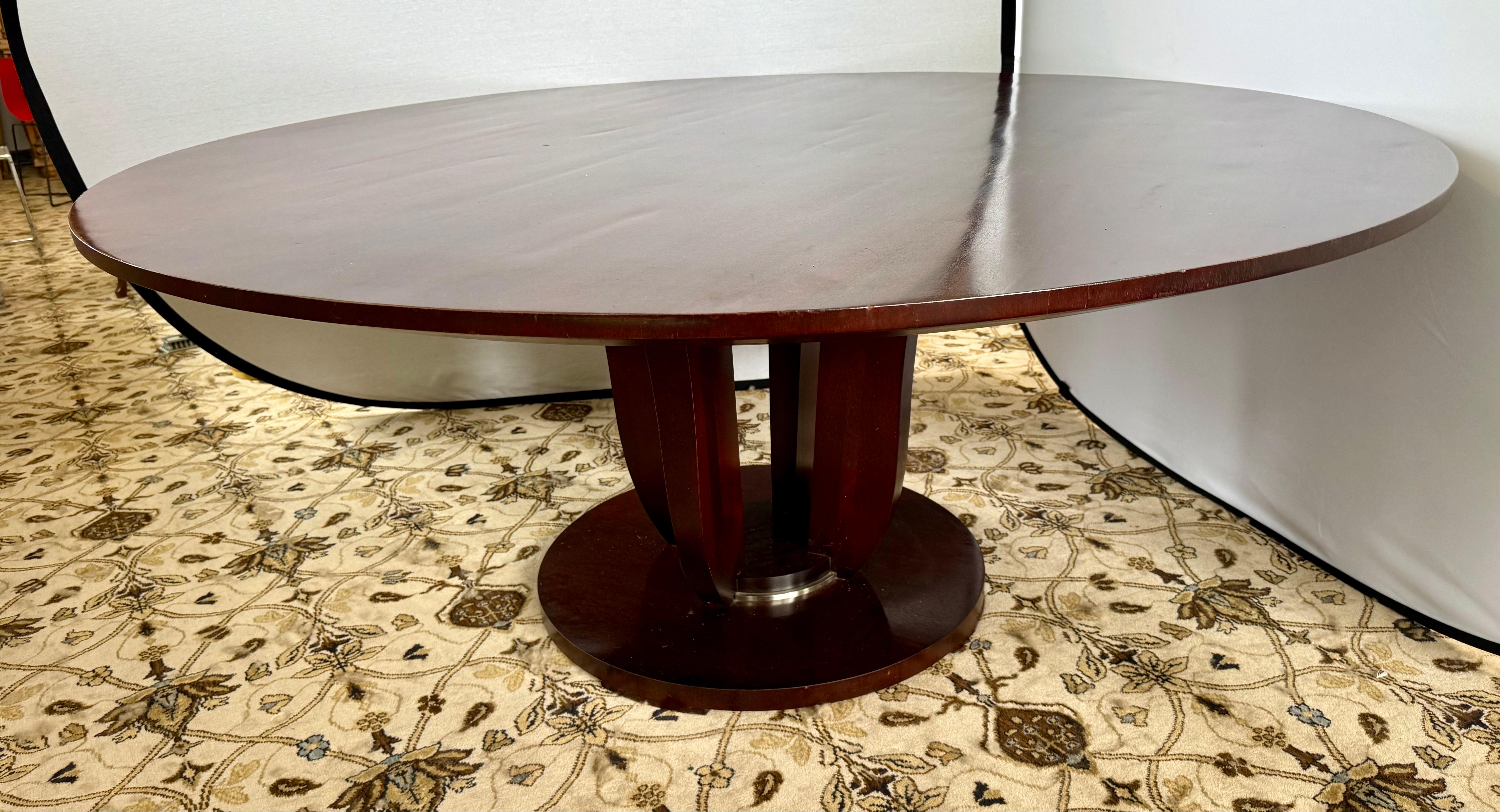 Firmada por Barbara Barry para Baker Furniture Codiciada mesa de comedor redonda de caoba en venta 7