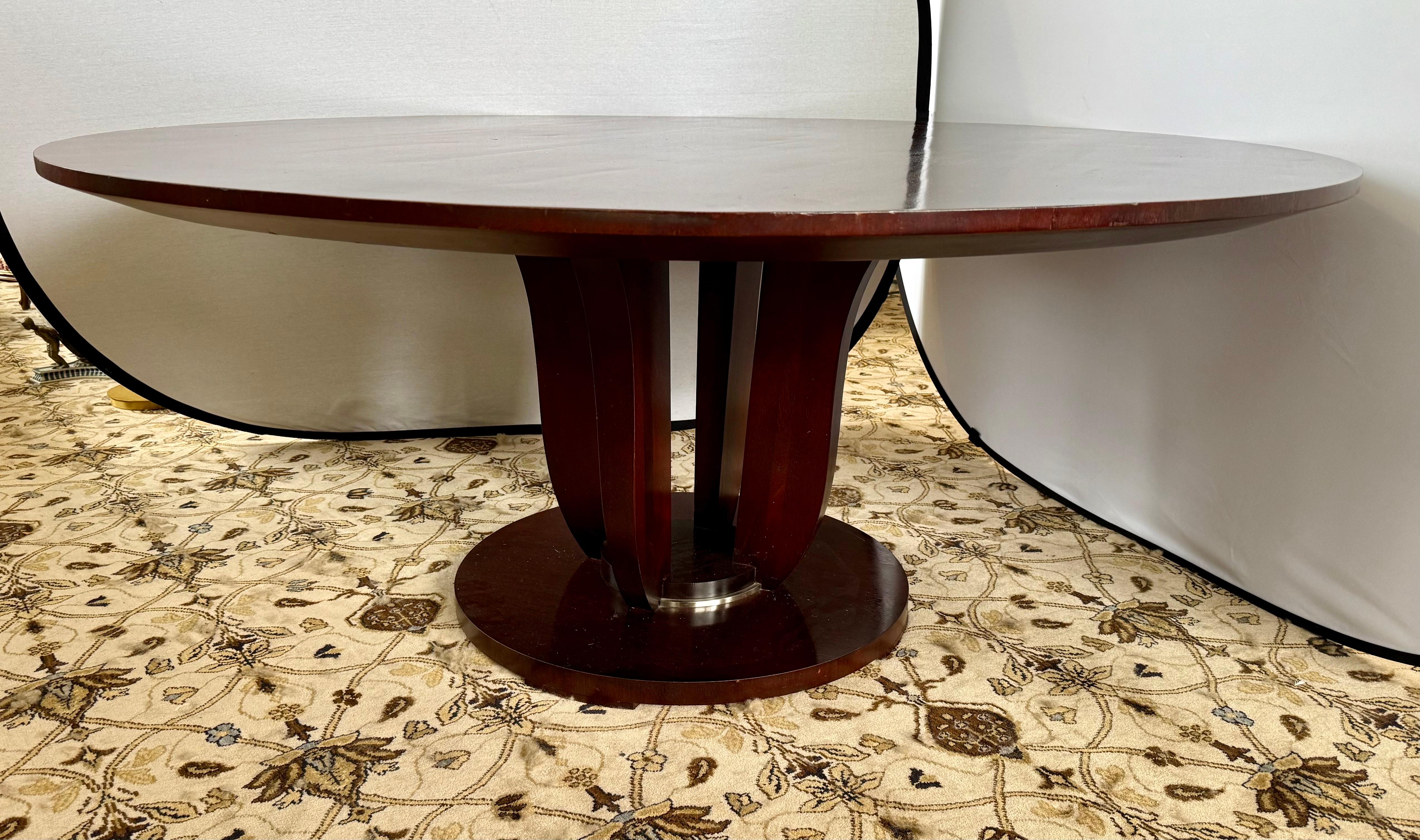 Firmada por Barbara Barry para Baker Furniture Codiciada mesa de comedor redonda de caoba en venta 8