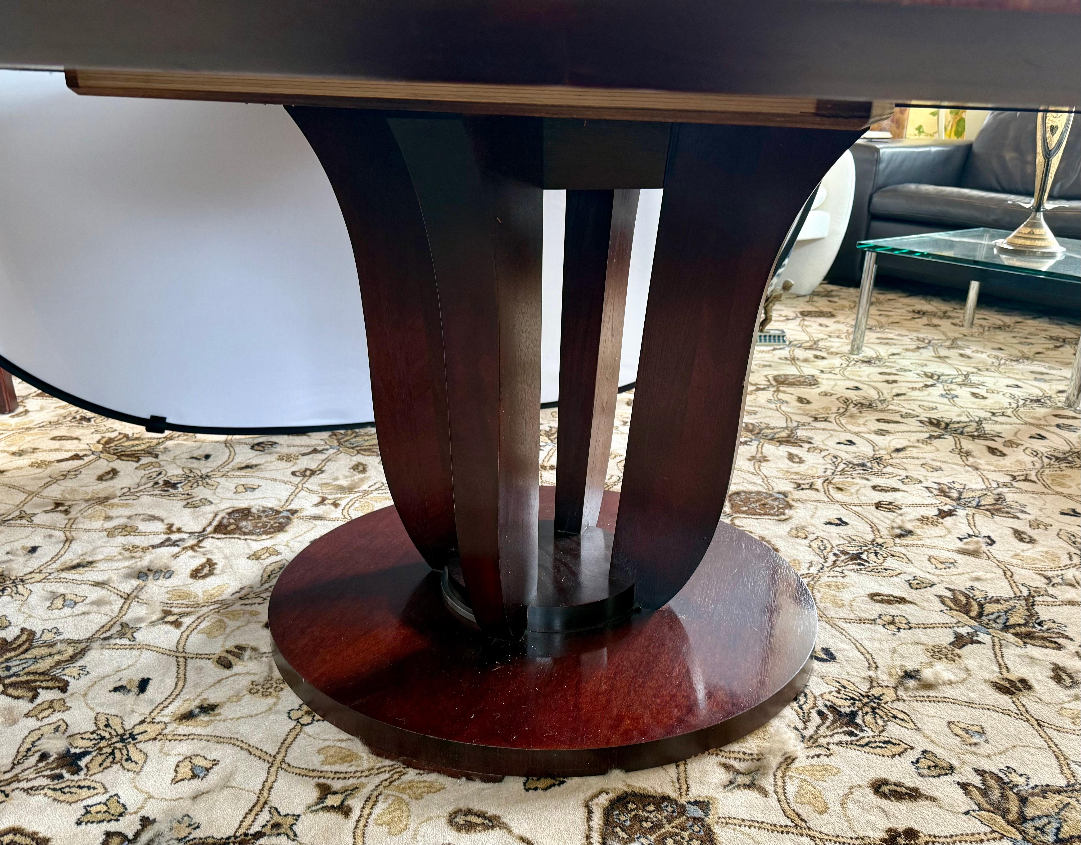 Firmada por Barbara Barry para Baker Furniture Codiciada mesa de comedor redonda de caoba Caoba en venta