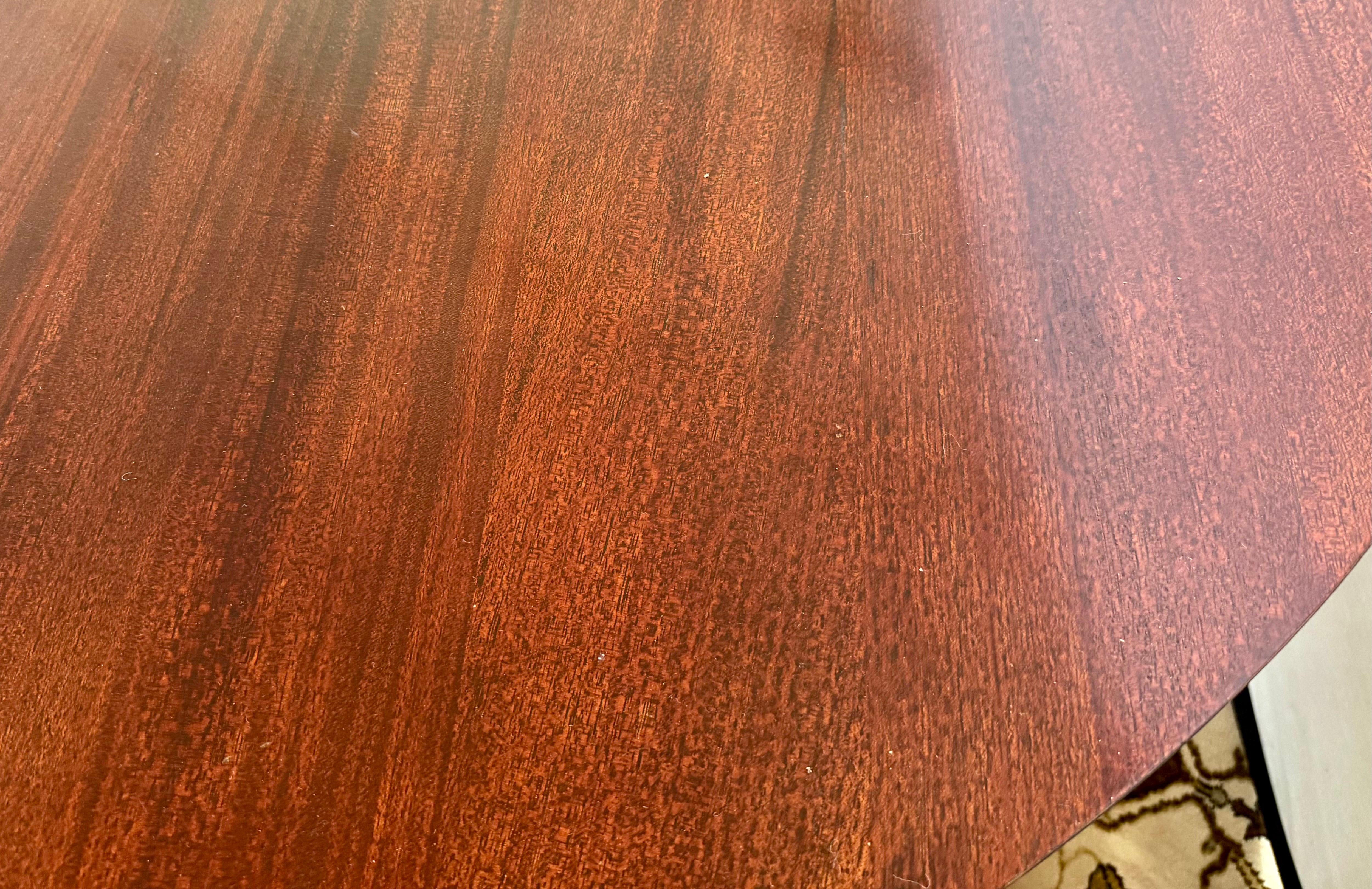 Firmada por Barbara Barry para Baker Furniture Codiciada mesa de comedor redonda de caoba en venta 1
