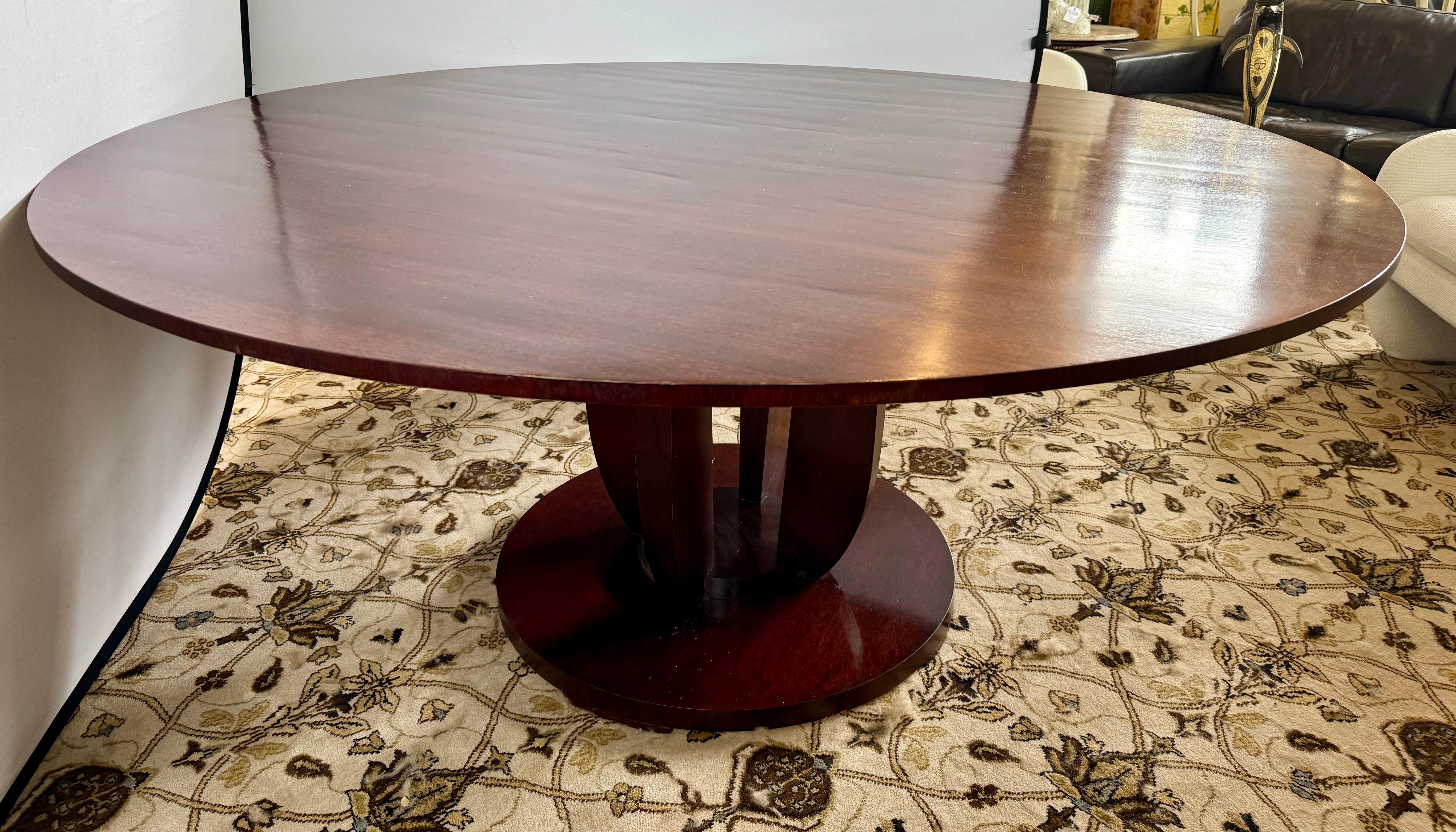 Firmada por Barbara Barry para Baker Furniture Codiciada mesa de comedor redonda de caoba en venta 3