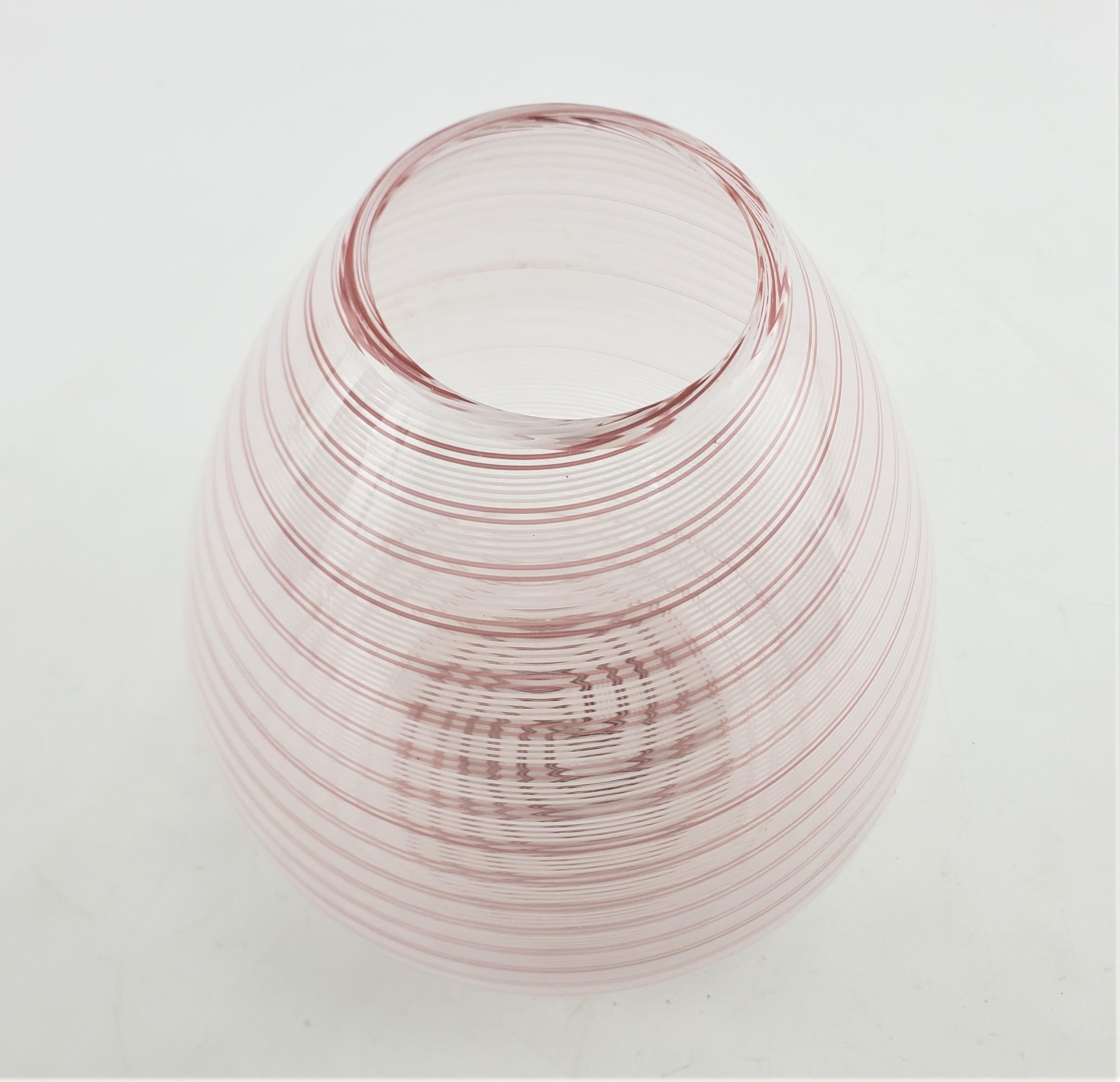 Vase en verre d'art de Murano du milieu du siècle dernier signé Barovier & Toso avec ruban de bonbons de Candy Cane en vente 3