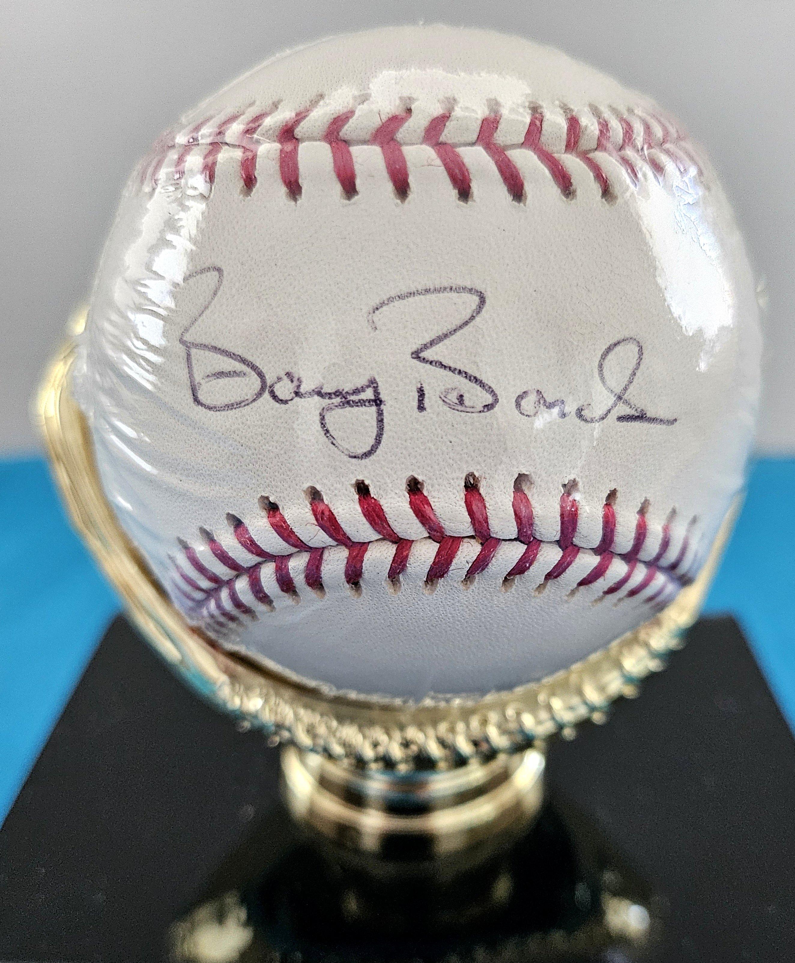 ¡Bola de béisbol firmada por Barry Bonds (SF Giants) en su funda y estuche originales, c/COA! La pelota está en excelente estado vintage.
Se trata de una pelota de béisbol de 2004 autografiada por Barry Bonds en perfectas condiciones, ya que nunca