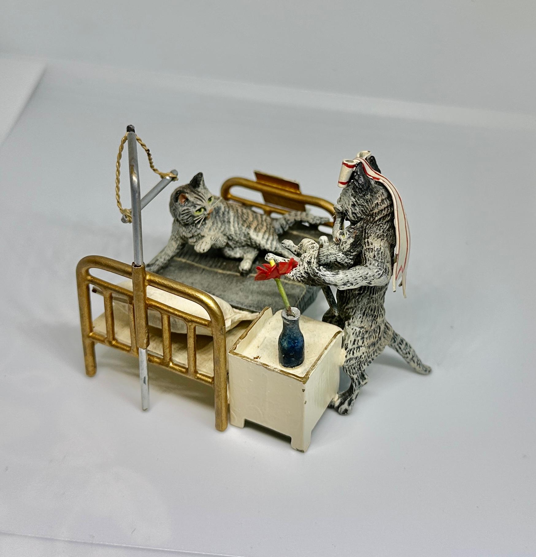 Signierte Bergmann Katze Krankenschwester liefert neugeborenes Kätzchen Seltene österreichische Vienna Bronze (Gilded Age) im Angebot