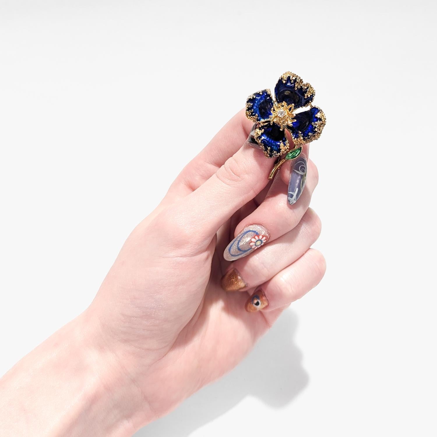 Signed Birks Mid-Century Modern 18K Yellow Gold, Enamel, & Diamond Flower Brooch In Good Condition For Sale In Philadelphia, PA