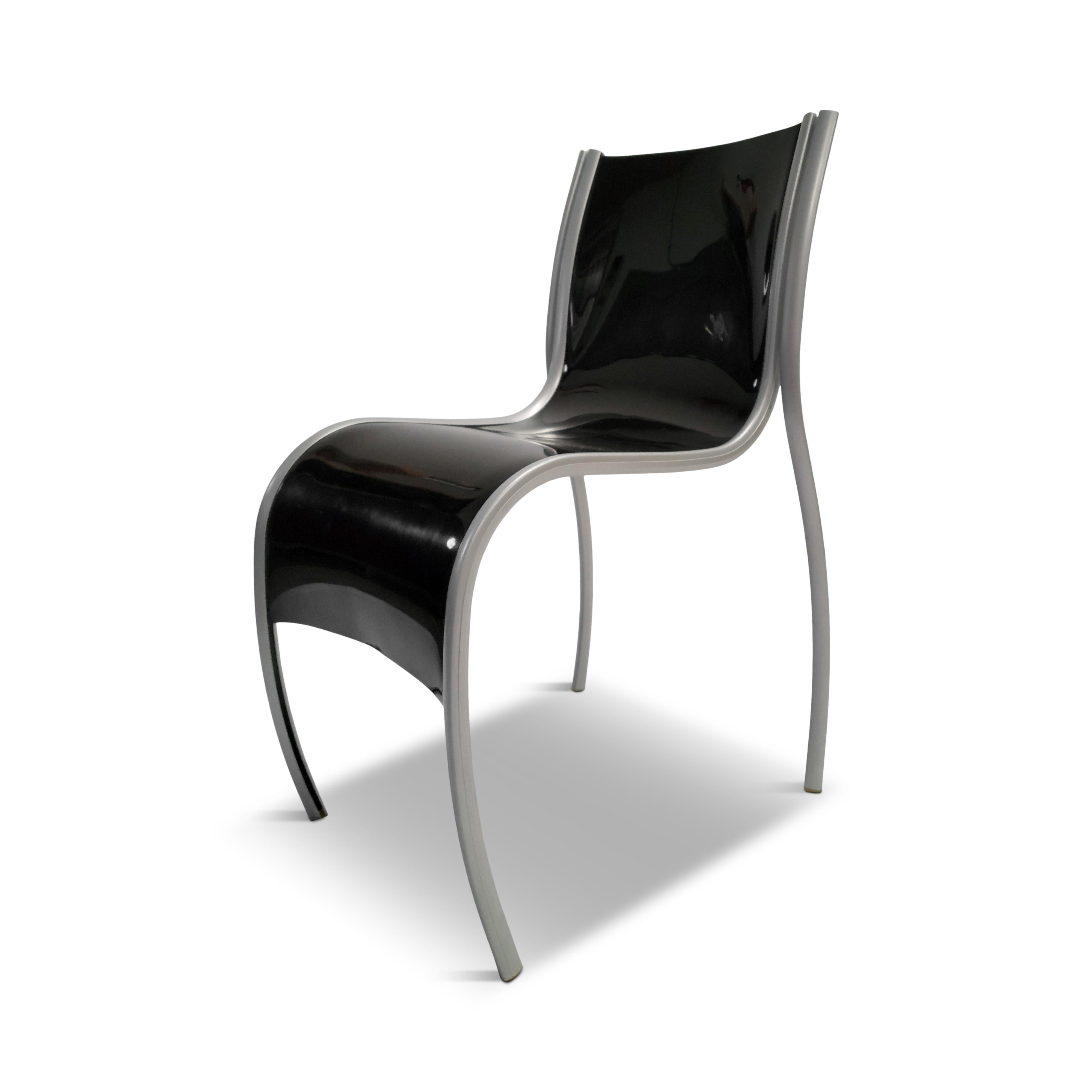 Der Fantastic plastic elastic chair, auch FPE genannt, ist ein leichter, stapelbarer Stuhl, der von Ron Arad für Kartell entworfen wurde. Das einzigartige Design des FPE mit seinen weichen Linien und leuchtenden Farben verbindet eine einzelne
