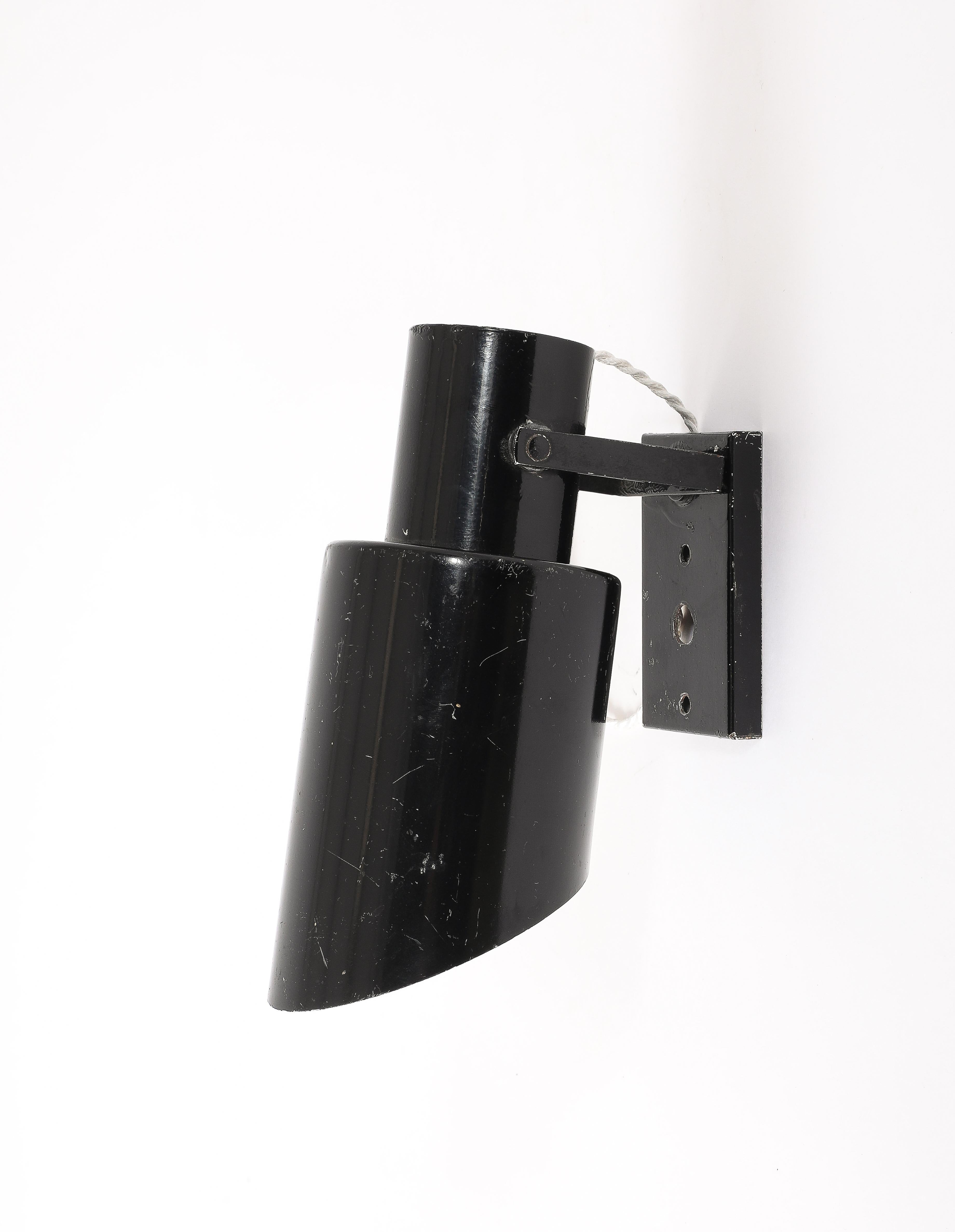 Wandleuchte aus schwarz lackiertem Stahl. Der Lampenschirm ist höhenverstellbar und lässt sich dank der Drehbefestigung um 180° drehen. von Lita France. Das Label des Herstellers ist auf der Rückseite vorhanden.
Originalfarbe. In gutem