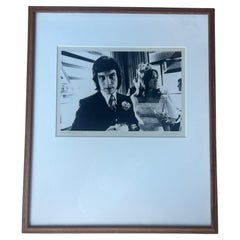 Photo noir et blanc signée d'un couple de mariés des années 1960